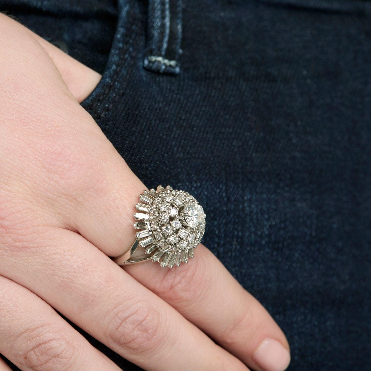 Taille baguette Bague cocktail en platine et diamant en vente