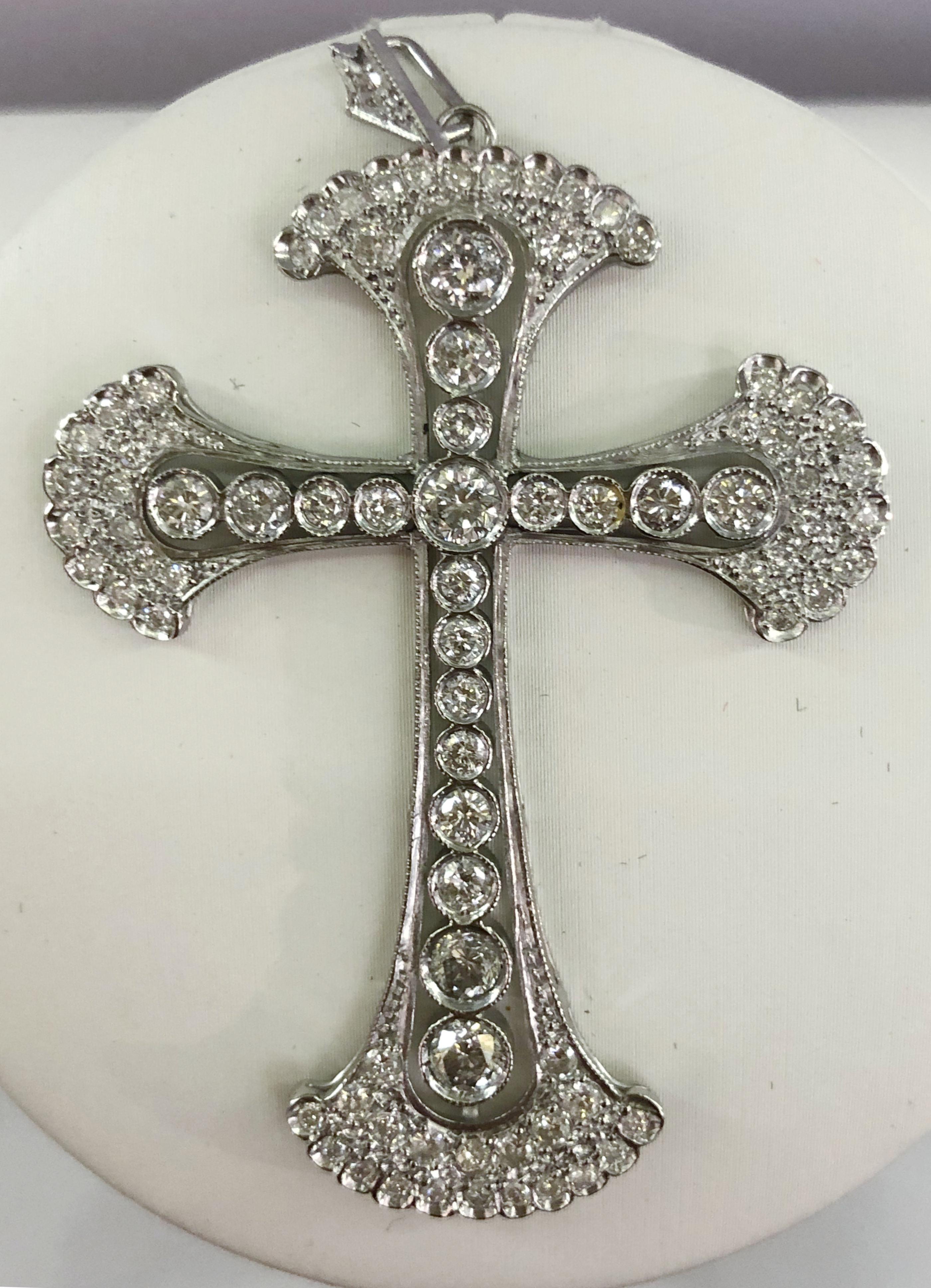 Vintage platinum cross necklace pendant with graduated diamonds for a total of 2 karats / Italy 1920s