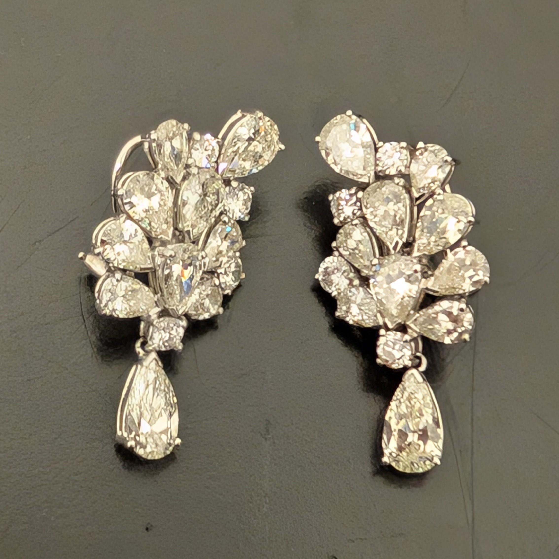 Questi magnifici orecchini in platino e diamanti sono incastonati con diamanti taglio pera e taglio pieno, per un peso totale di circa 12,28 carati.
Perno e clip back. Diamanti di colore JK circa. Chiarezza VS-SI.
