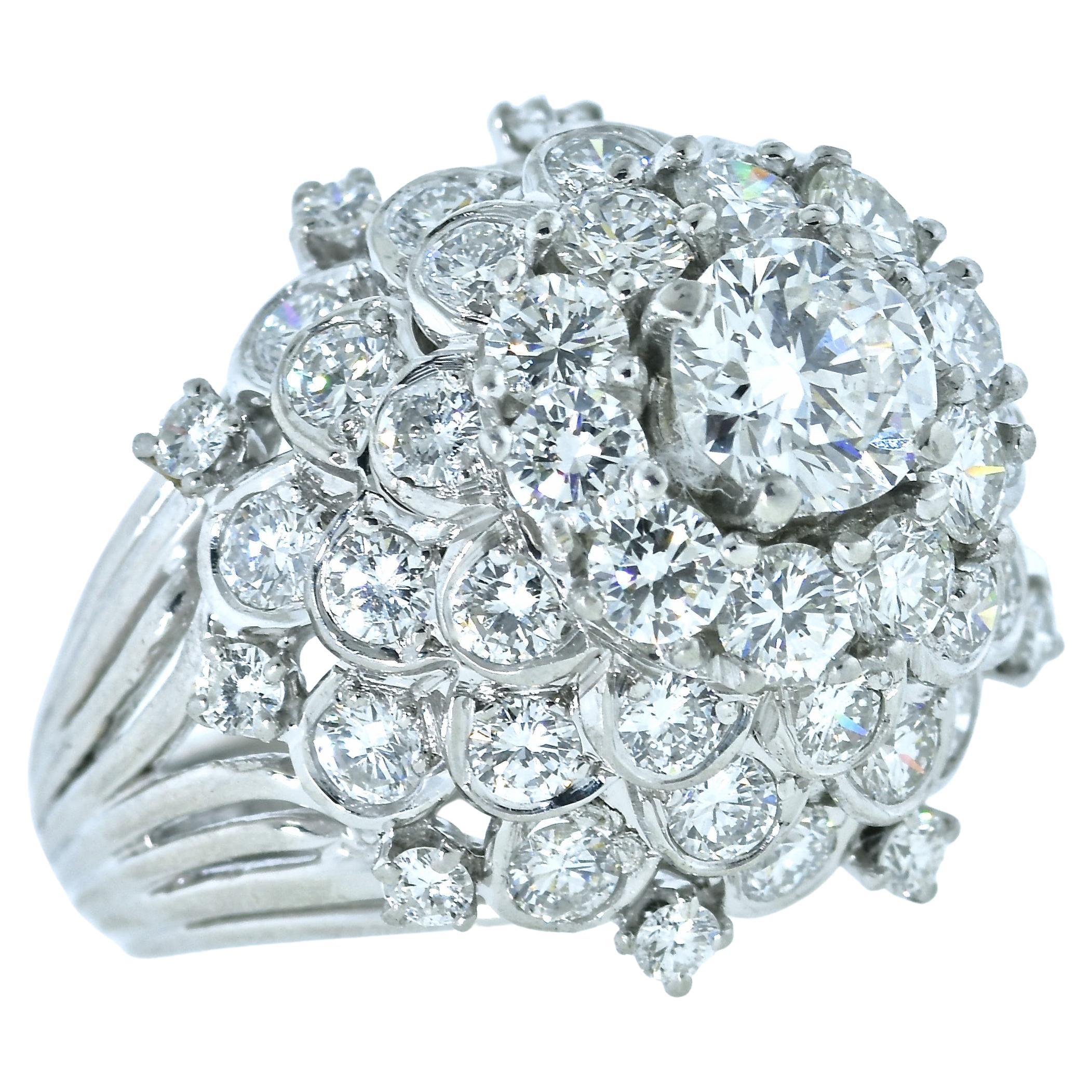 Diamant- und Platinring, die Diamanten, alle im feinen Brillantschliff, farblos bis nahezu farblos (F/G) und sehr leicht eingeschlossen (VS1), sind gut in einer Kuppel gefasst, die eine auffallende Aussage für die Hand schafft.     Der Diamant in
