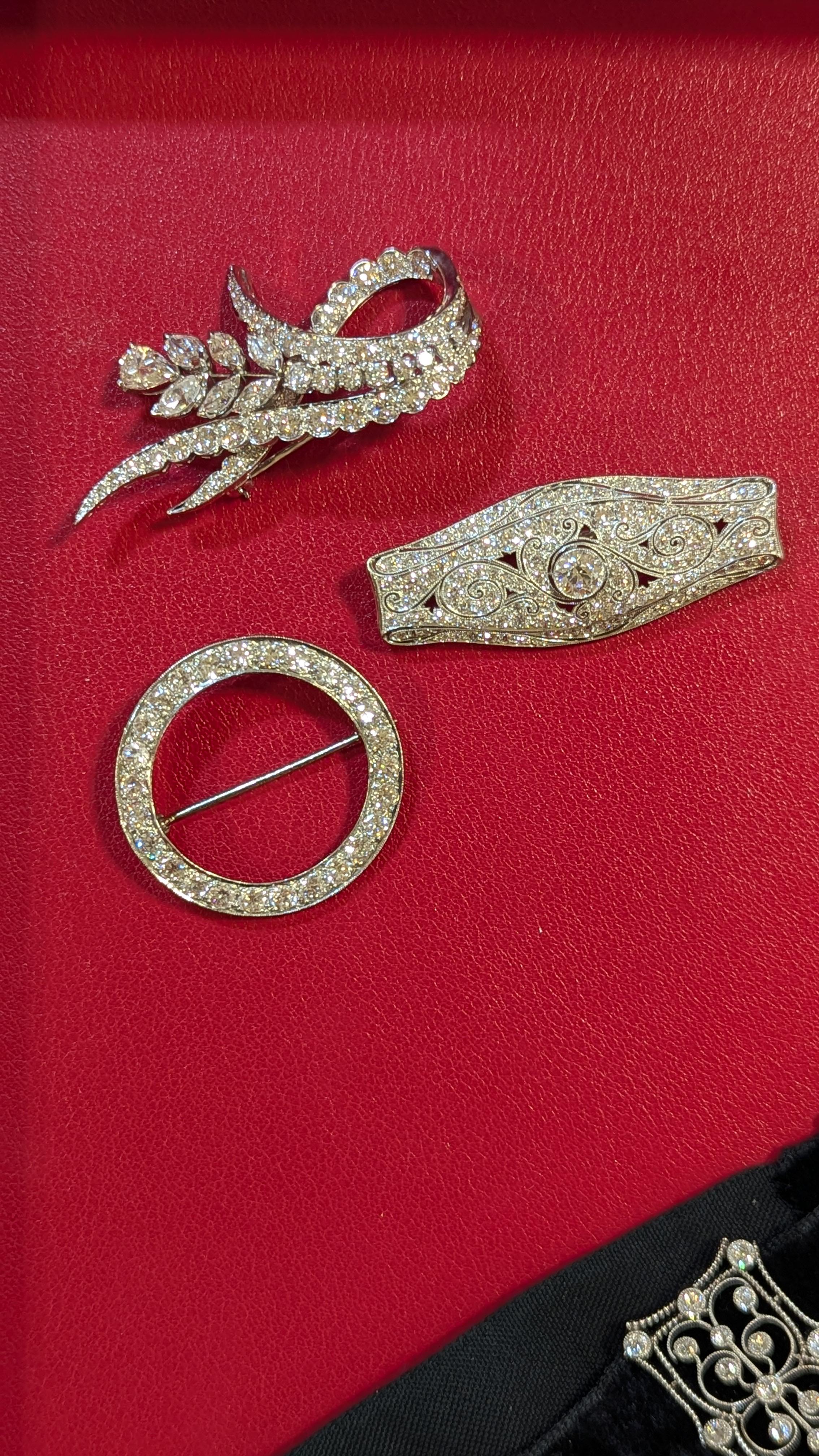 Platinum and Diamond Flower Petal Brooch Pin In Excellent Condition For Sale In New York, NY
