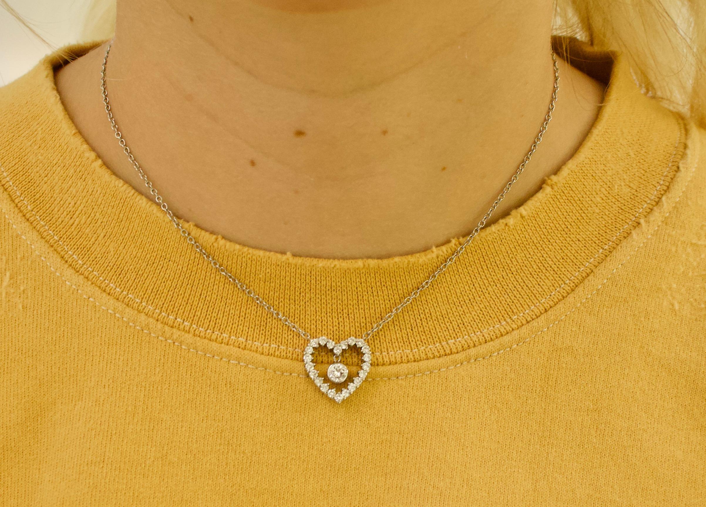 Taglio rotondo Collana Cuore in platino e diamanti con peso totale di 1,05 carati in vendita