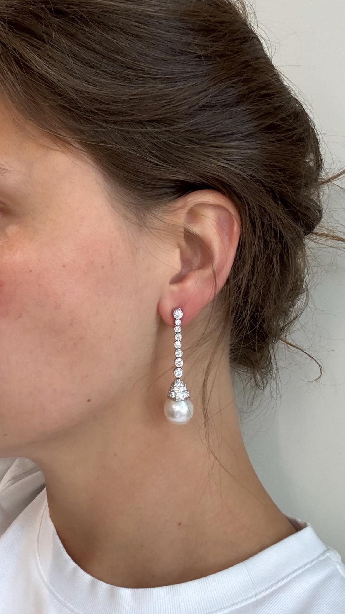 Contemporaneo Platinum and Diamond Pearl Earrings in vendita