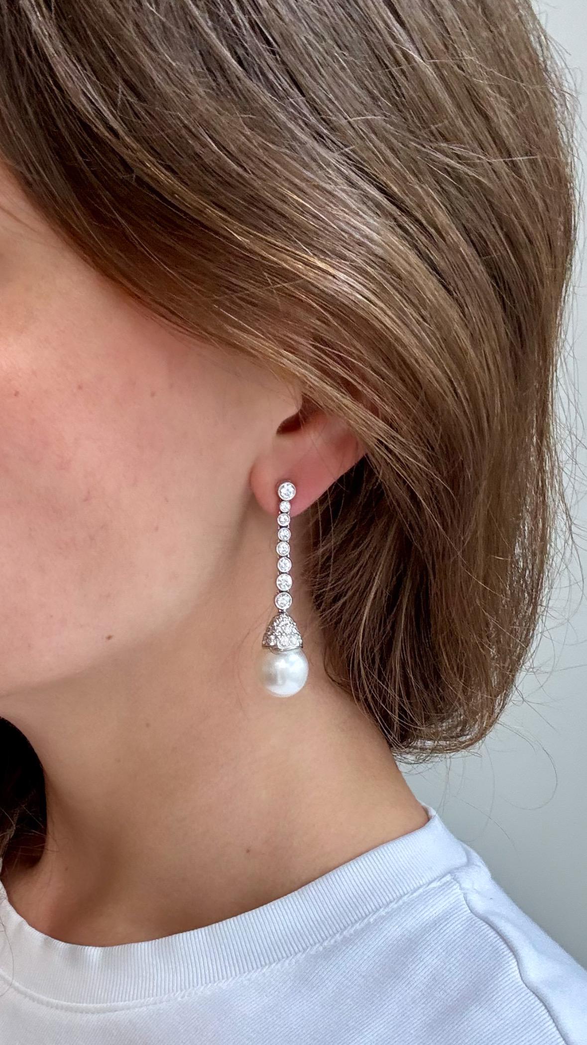 Taglio rotondo Platinum and Diamond Pearl Earrings in vendita