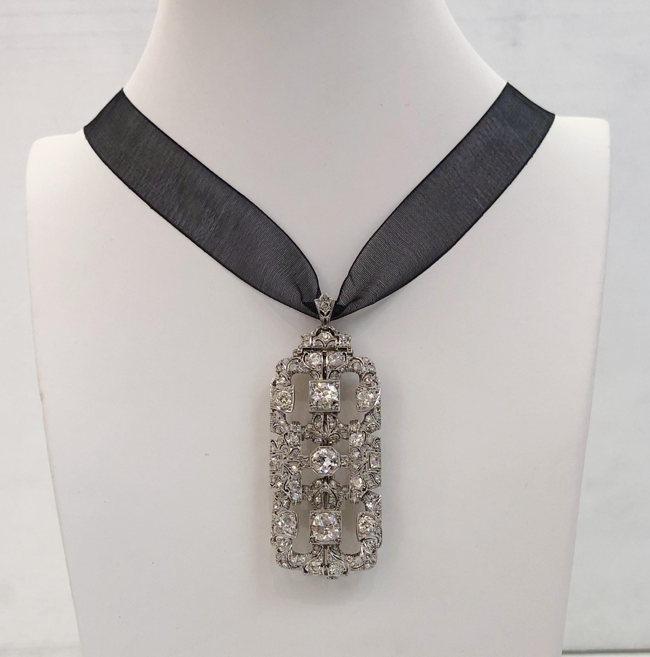 Vintage Italian platinum pendant convertible into a millilgrain fretwork brooch,  set with 4.5 karats of diamonds / Made in Italy 1930s
Length 6.5cm