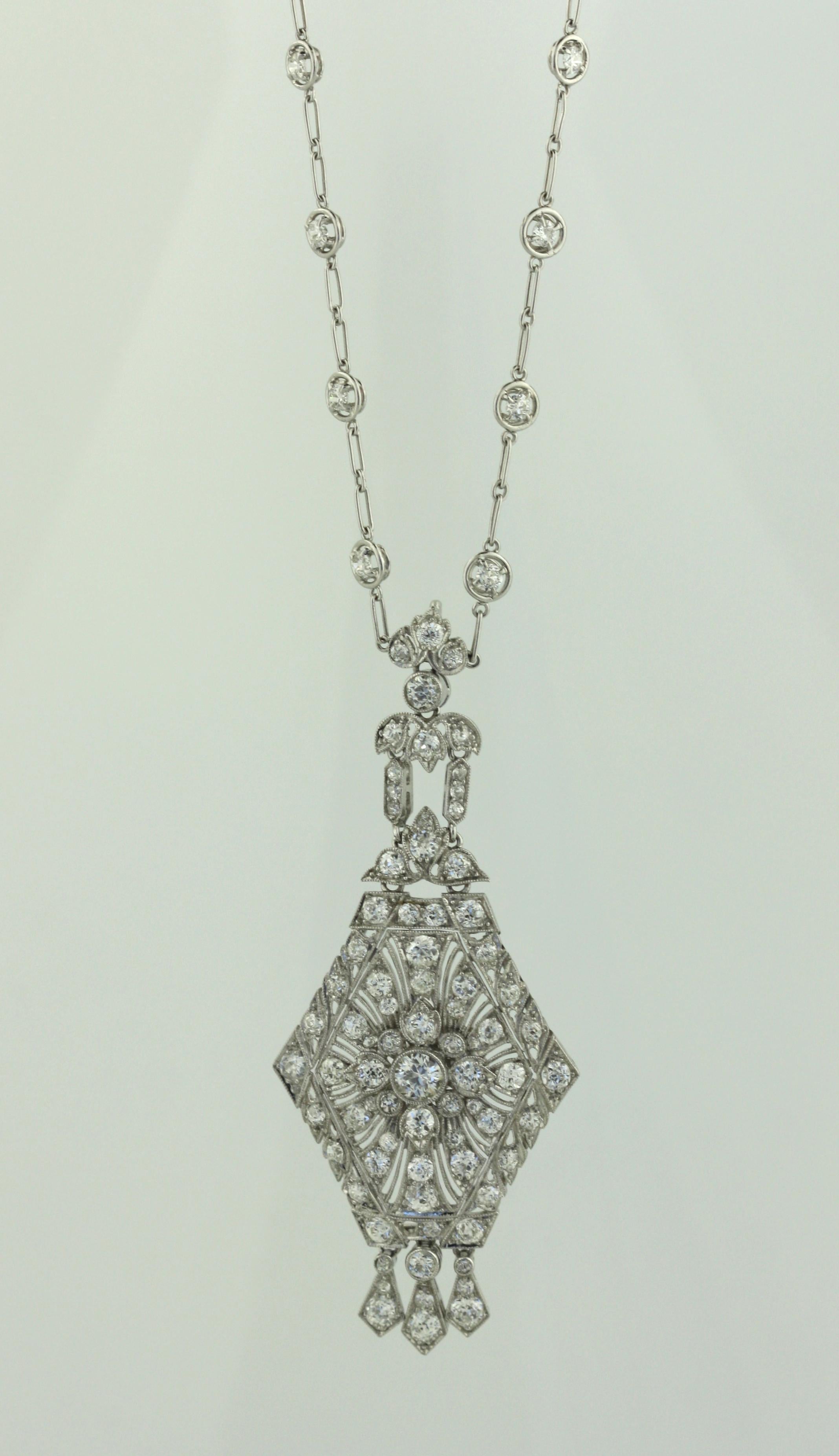 Platinum and Diamond Pendant Necklace In Good Condition For Sale In Palm Beach, FL