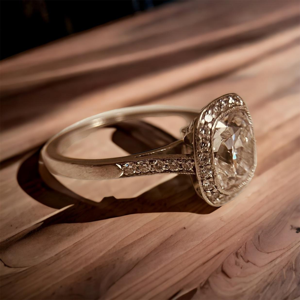 Bague solitaire halo en platine et diamants centrée sur un diamant taille coussin de 2,15 carats en vente 2