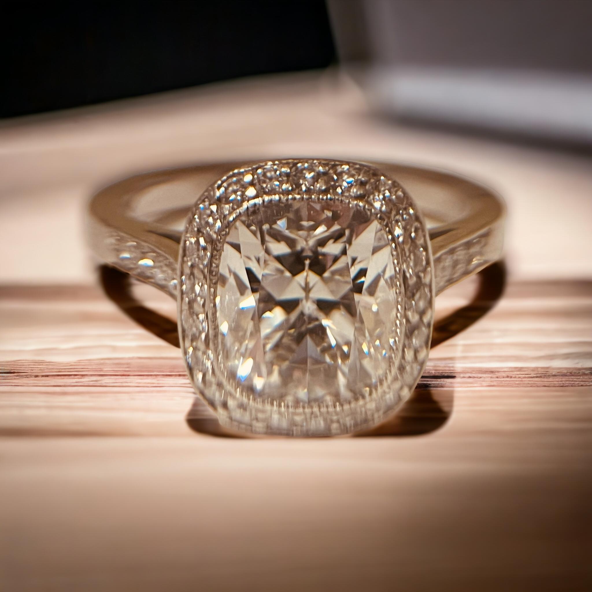Bague solitaire halo en platine et diamants centrée sur un diamant taille coussin de 2,15 carats en vente 4