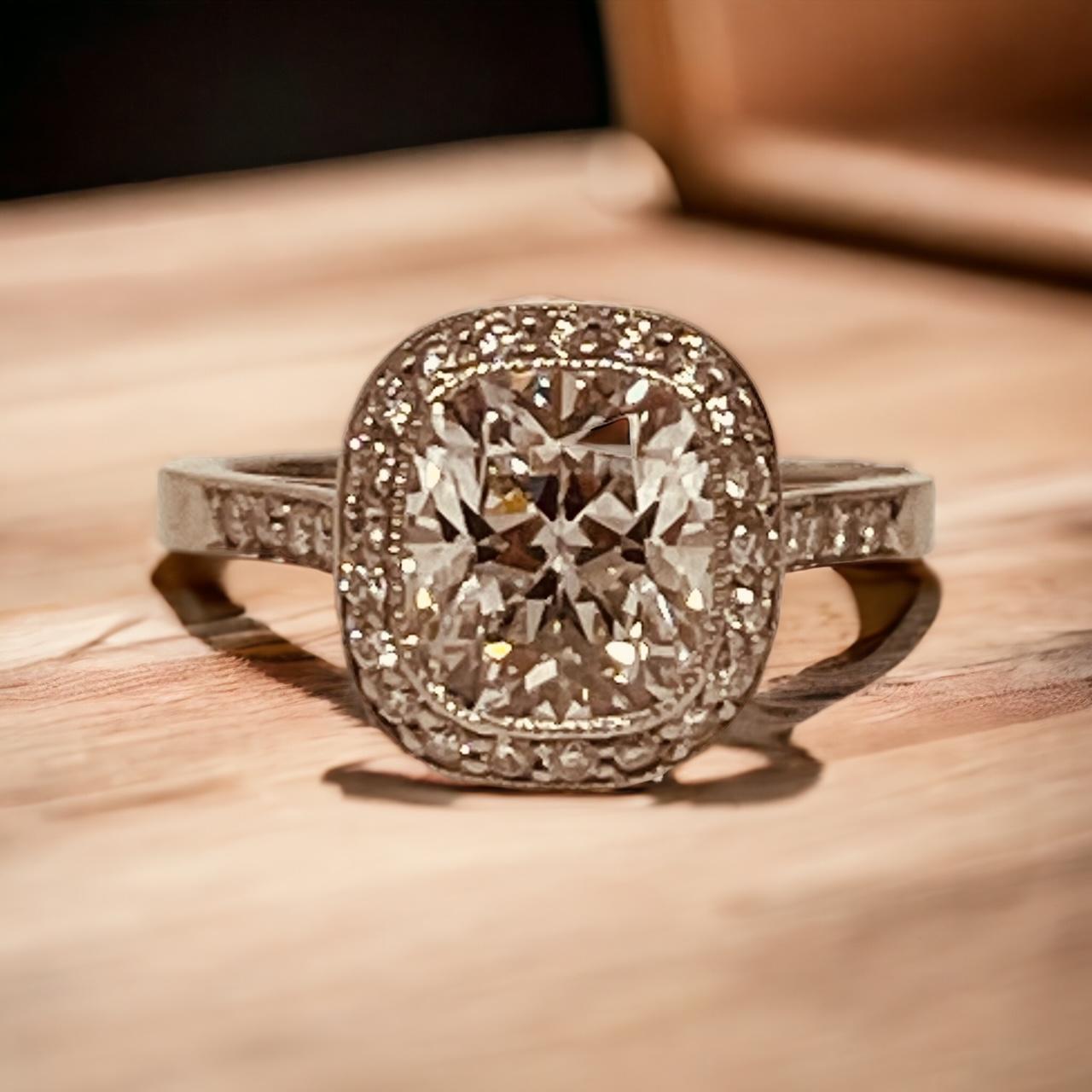 Bague solitaire halo en platine et diamants centrée sur un diamant taille coussin de 2,15 carats en vente 6