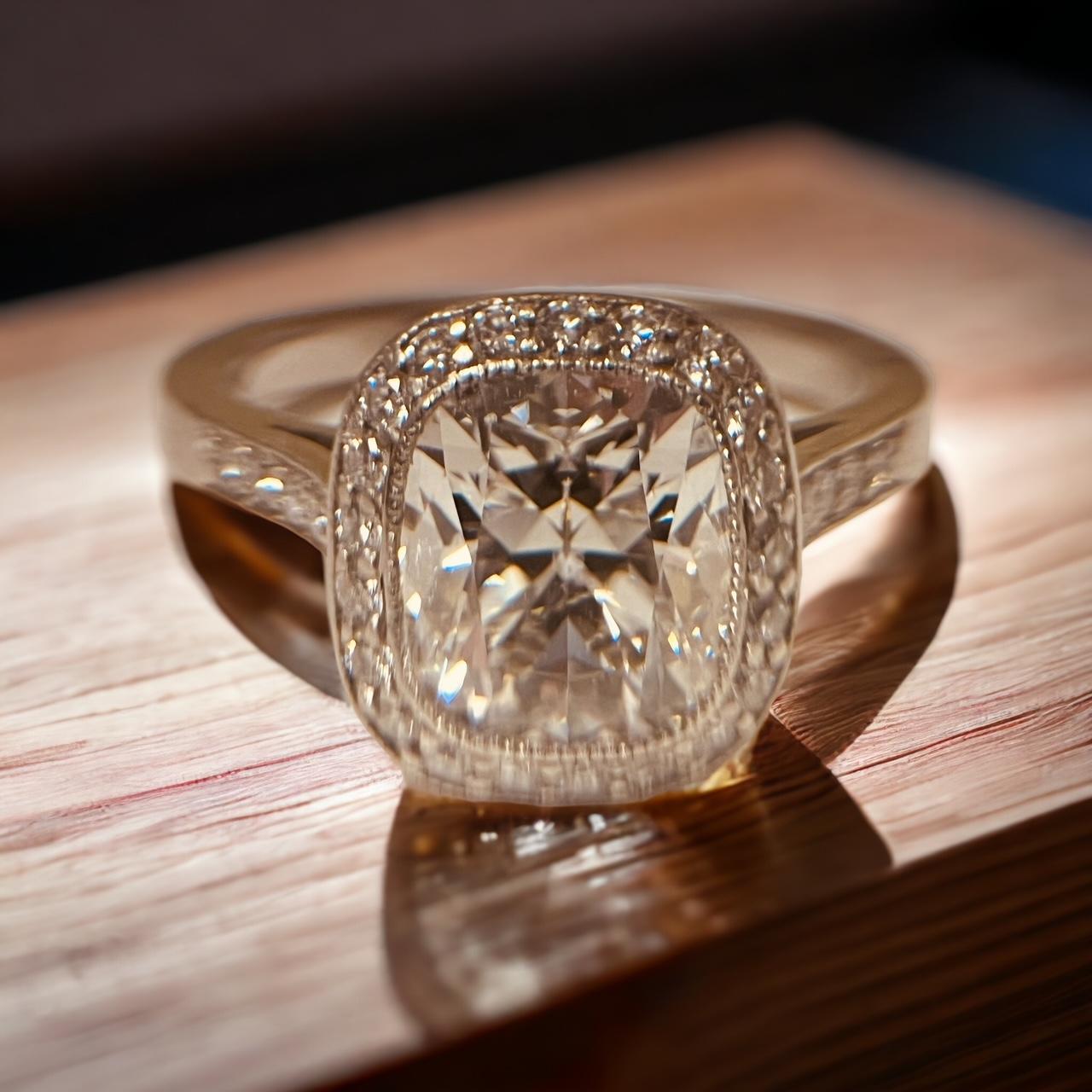 Bague solitaire halo en platine et diamants centrée sur un diamant taille coussin de 2,15 carats en vente 3