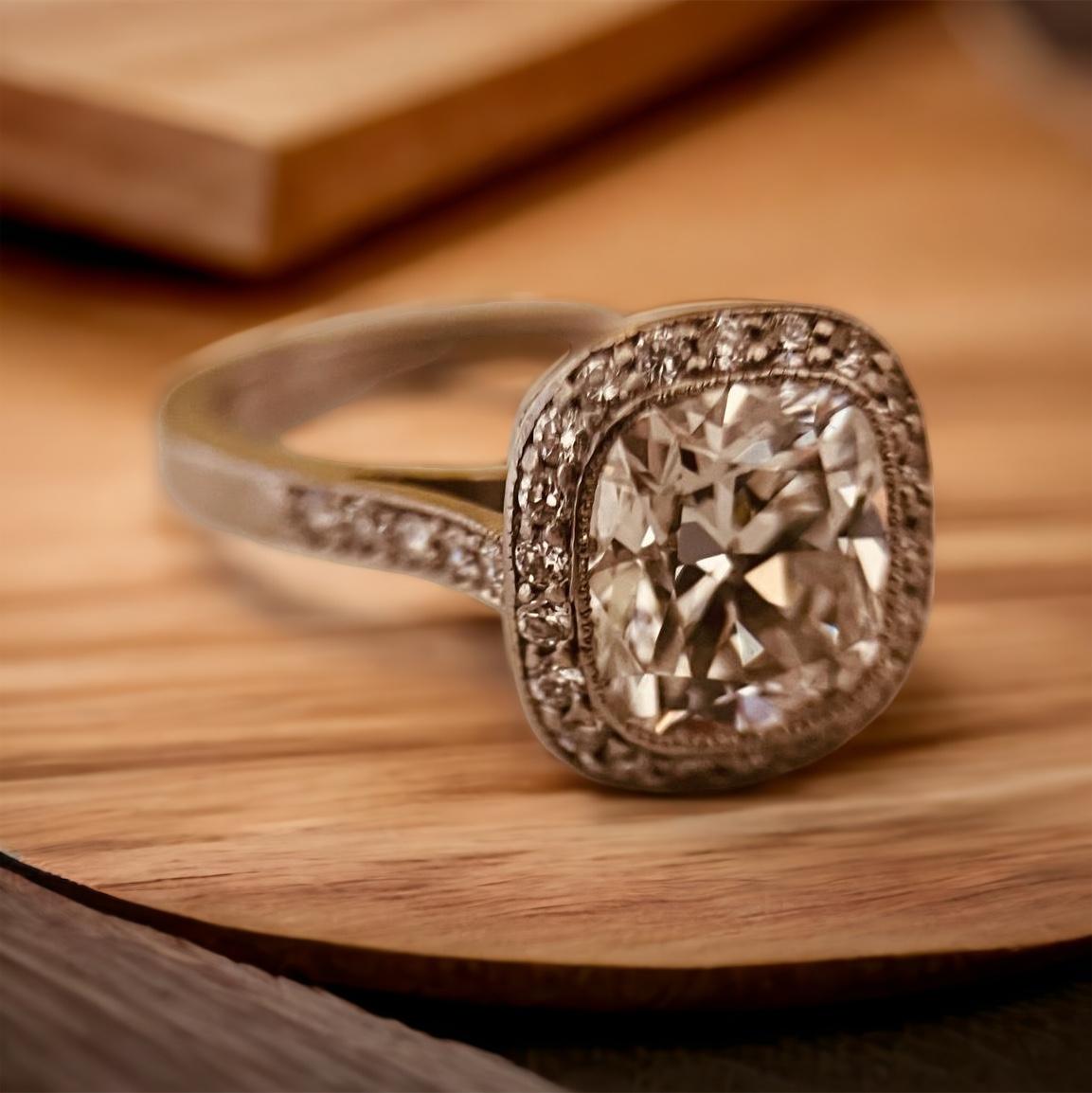 Bague solitaire halo en platine et diamants centrée sur un diamant taille coussin de 2,15 carats en vente 5
