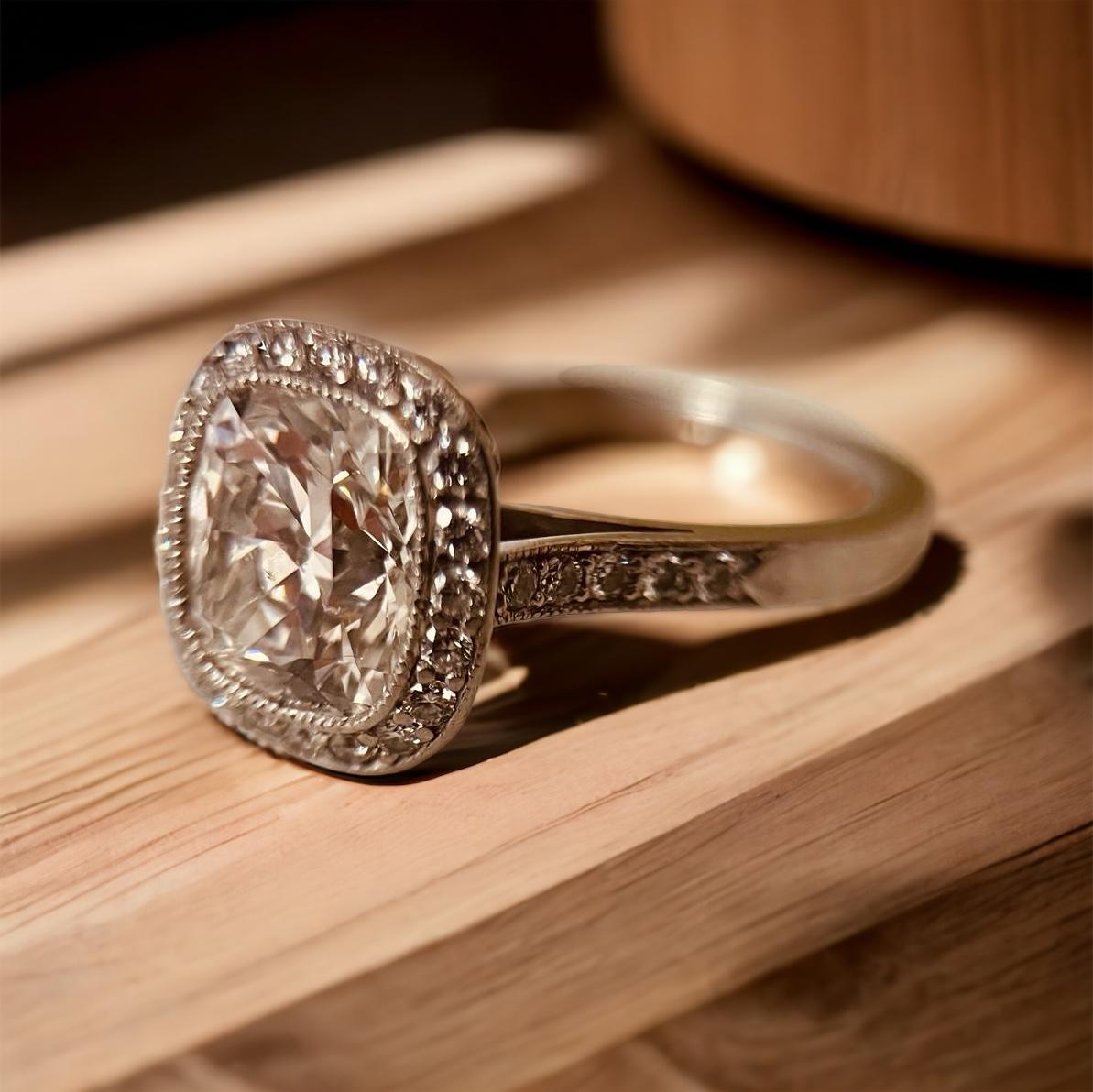 Bague solitaire halo en platine et diamants centrée sur un diamant taille coussin de 2,15 carats en vente 7