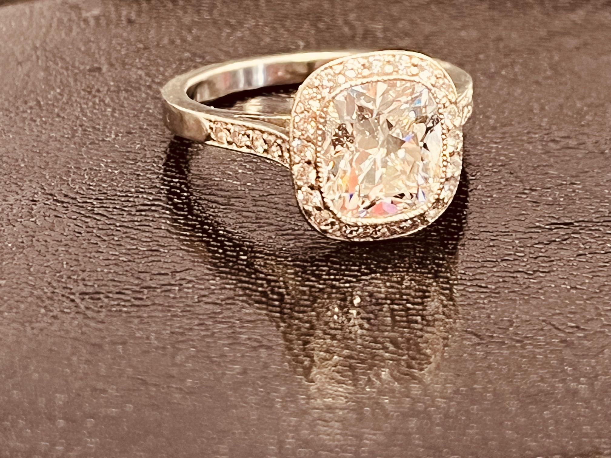 Bague solitaire halo en platine et diamants centrée sur un diamant taille coussin de 2,15 carats en vente 12