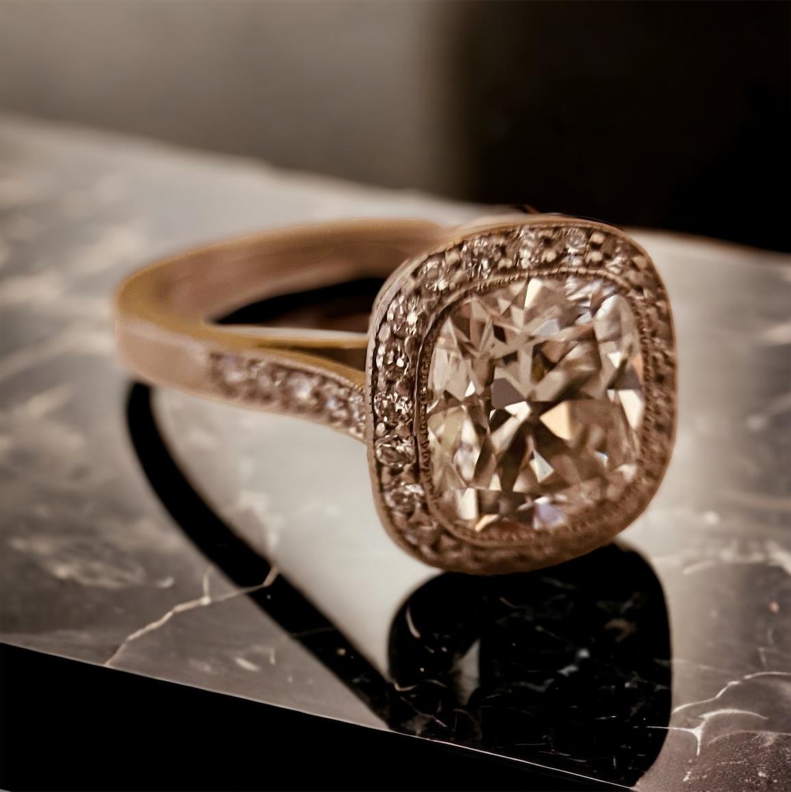 Bague solitaire halo en platine et diamants centrée sur un diamant taille coussin de 2,15 carats en vente 8