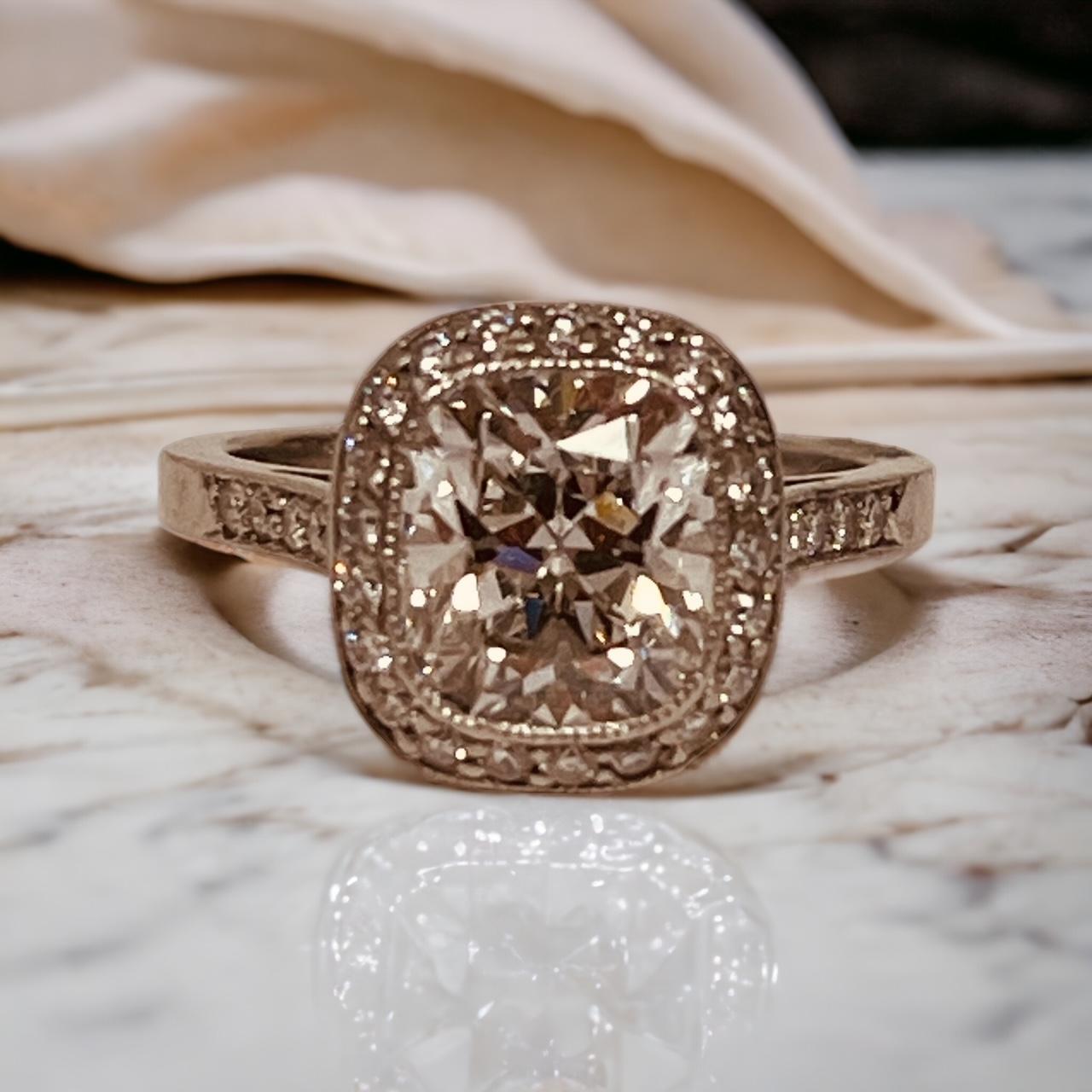 Bague solitaire halo en platine et diamants centrée sur un diamant taille coussin de 2,15 carats en vente 9