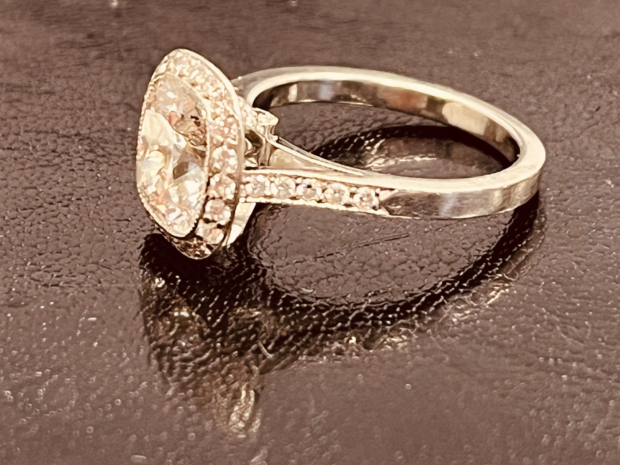 Bague solitaire halo en platine et diamants centrée sur un diamant taille coussin de 2,15 carats en vente 14