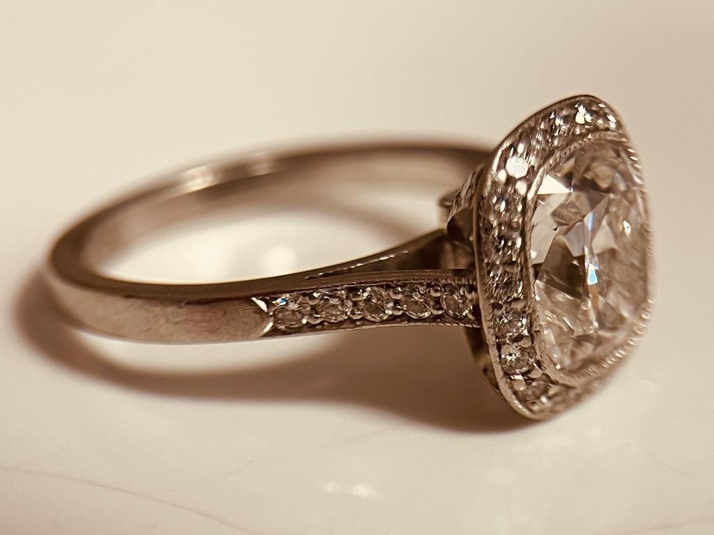 Taille coussin Bague solitaire halo en platine et diamants centrée sur un diamant taille coussin de 2,15 carats en vente