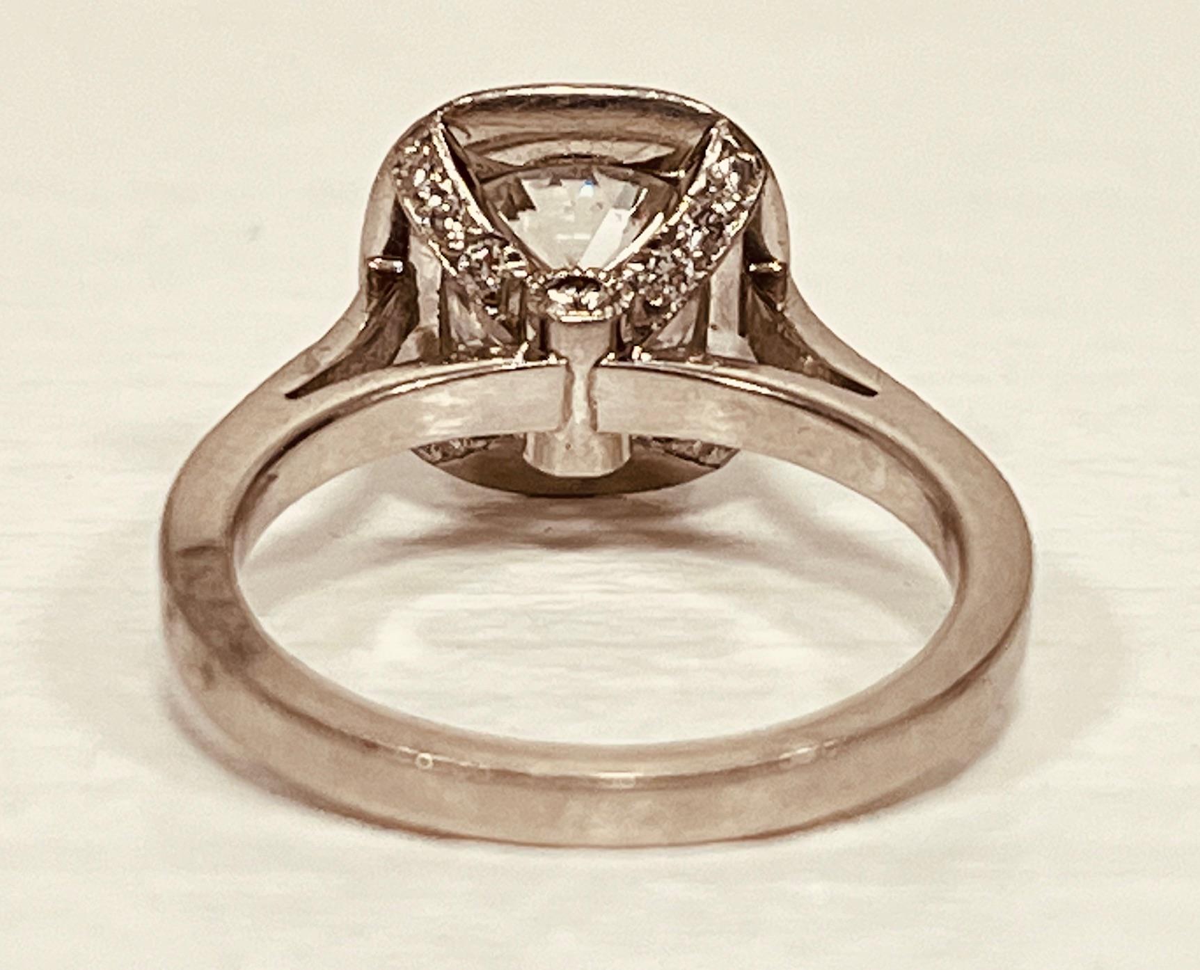 Bague solitaire halo en platine et diamants centrée sur un diamant taille coussin de 2,15 carats Pour femmes en vente