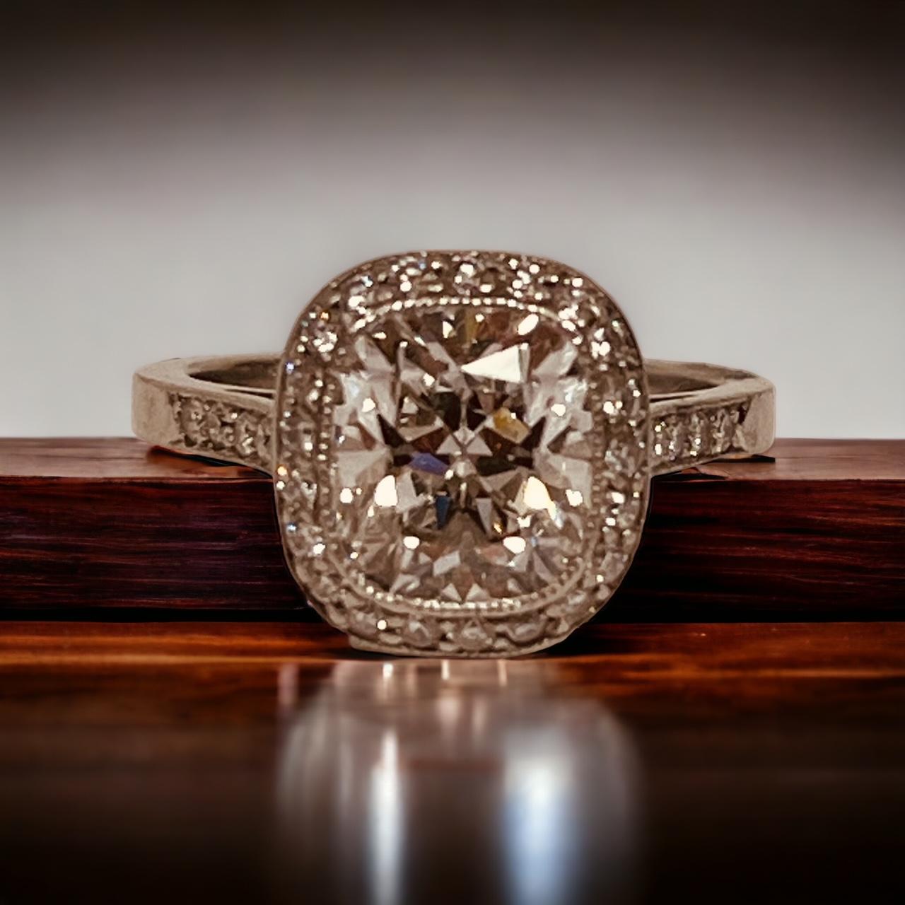 Bague solitaire halo en platine et diamants centrée sur un diamant taille coussin de 2,15 carats en vente 10