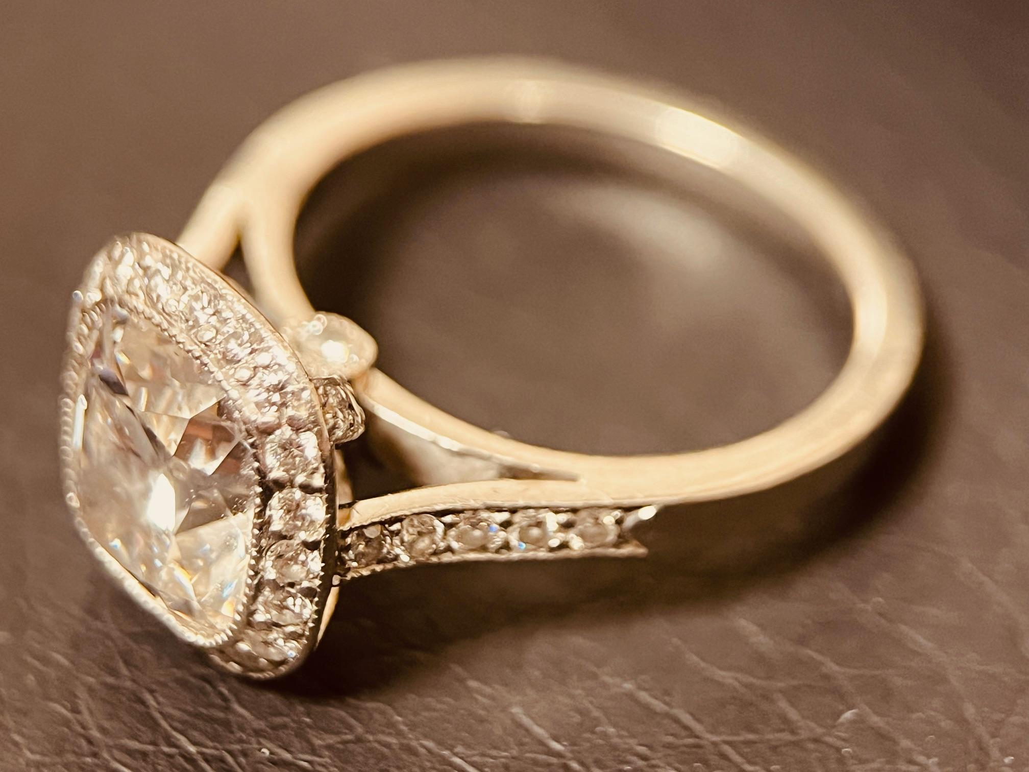 Bague solitaire halo en platine et diamants centrée sur un diamant taille coussin de 2,15 carats en vente 11