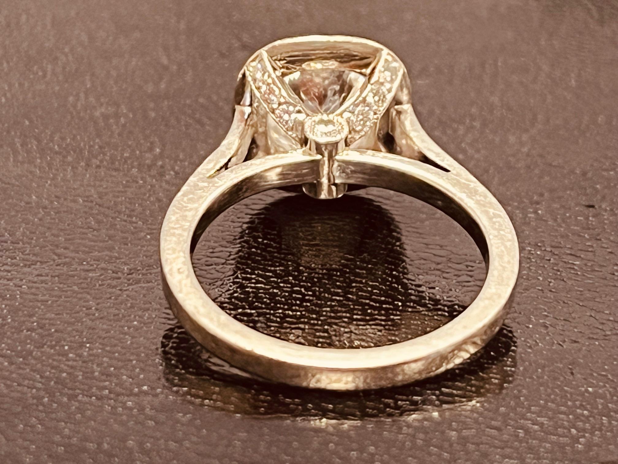 Bague solitaire halo en platine et diamants centrée sur un diamant taille coussin de 2,15 carats en vente 15