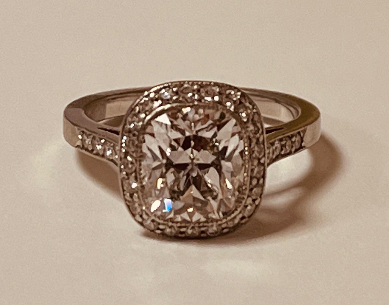 Platinum and Diamond Solitaire Halo Ring Centring a 2.15cts Cushion-cut Diamond In Excellent Condition For Sale In London, GB
