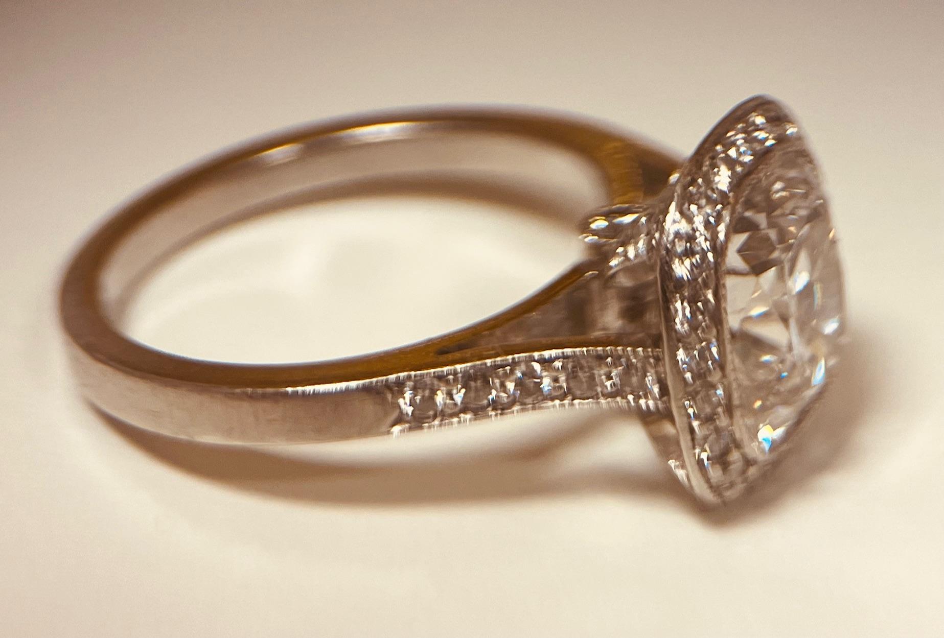 Bague solitaire halo en platine et diamants centrée sur un diamant taille coussin de 2,15 carats en vente 1