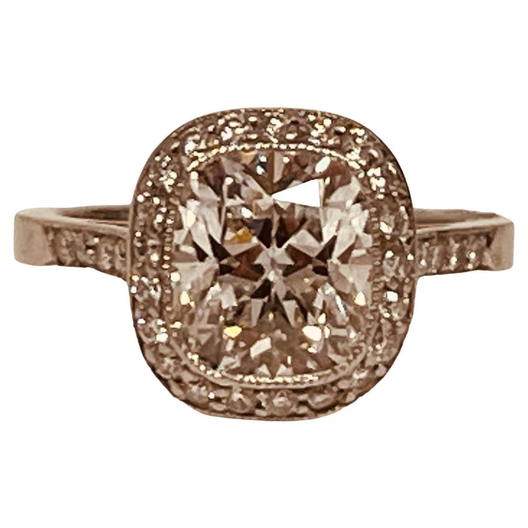Bague solitaire halo en platine et diamants centrée sur un diamant taille coussin de 2,15 carats en vente