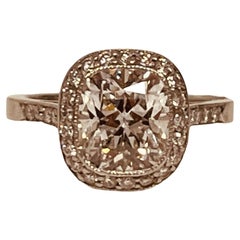 Bague solitaire halo en platine et diamants centrée sur un diamant taille coussin de 2,15 carats