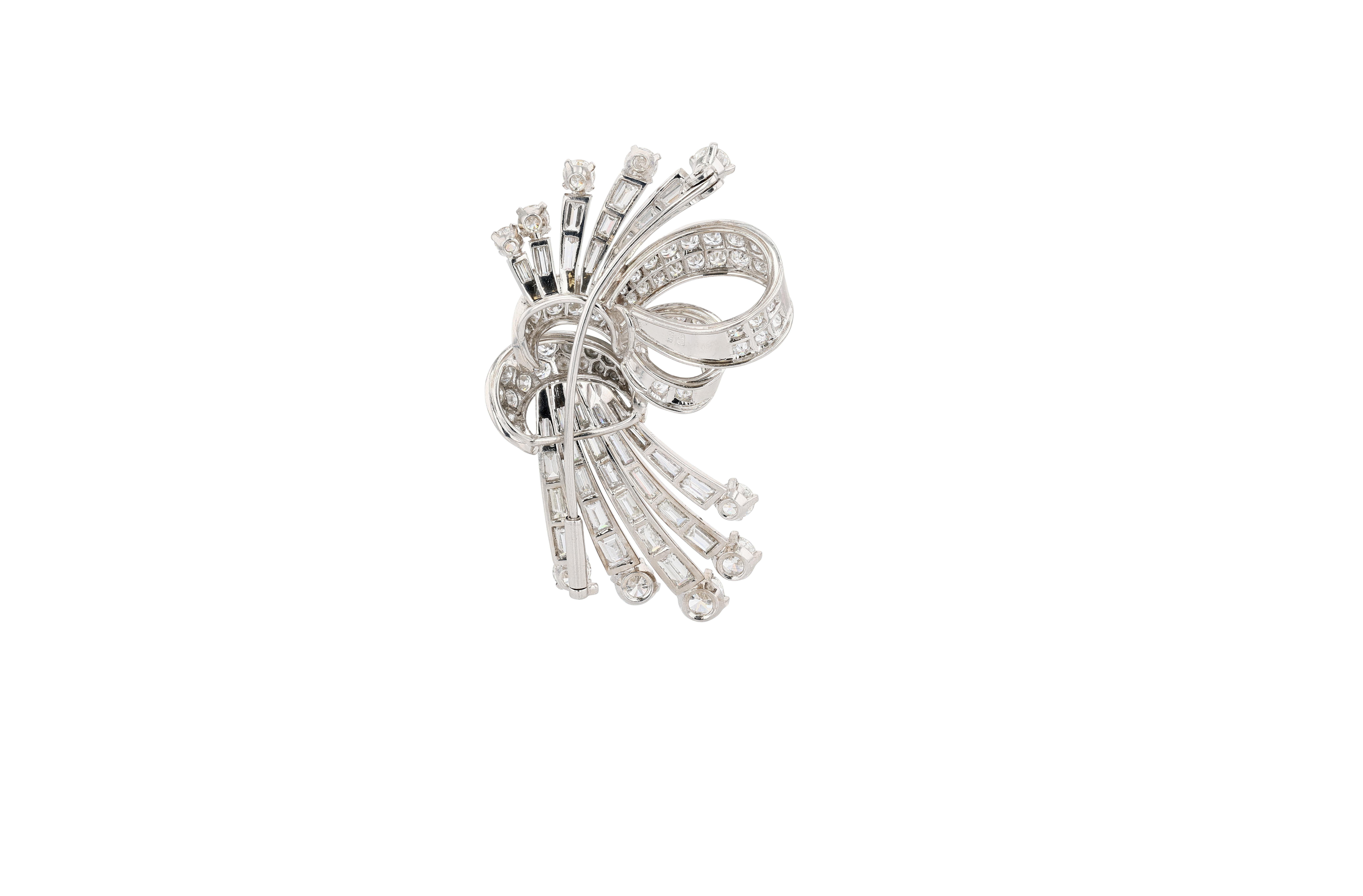 Taille baguette Broche spray en platine et diamants en vente