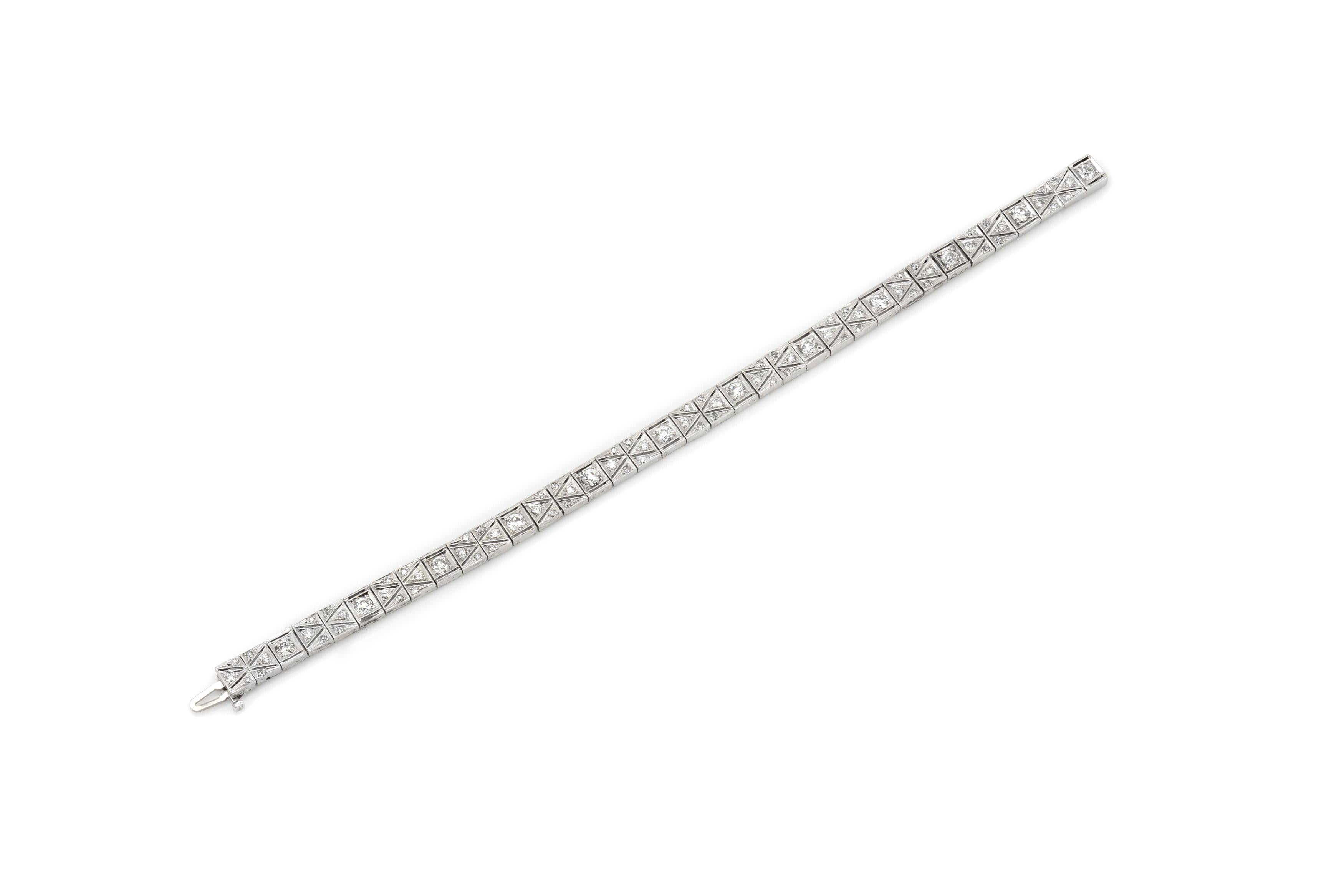 Platinum and Diamond Straight Line Bracelet In Good Condition For Sale In New York, NY
