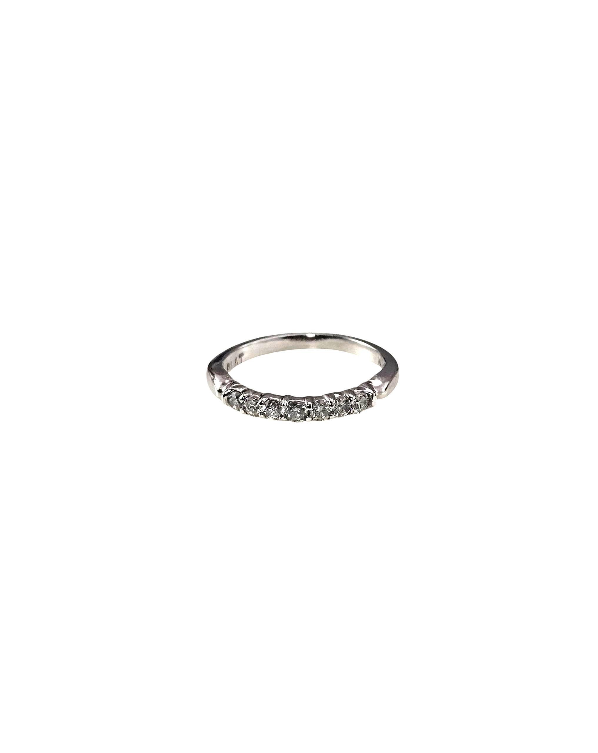 Anneau d'anniversaire en platine et diamant Taille 4.5

Ce bracelet étincelant est serti de sept diamants ronds de taille brillante en platine classique. Intemporelle et polyvalente, cette bague est parfaite comme alliance, bague d'anniversaire ou