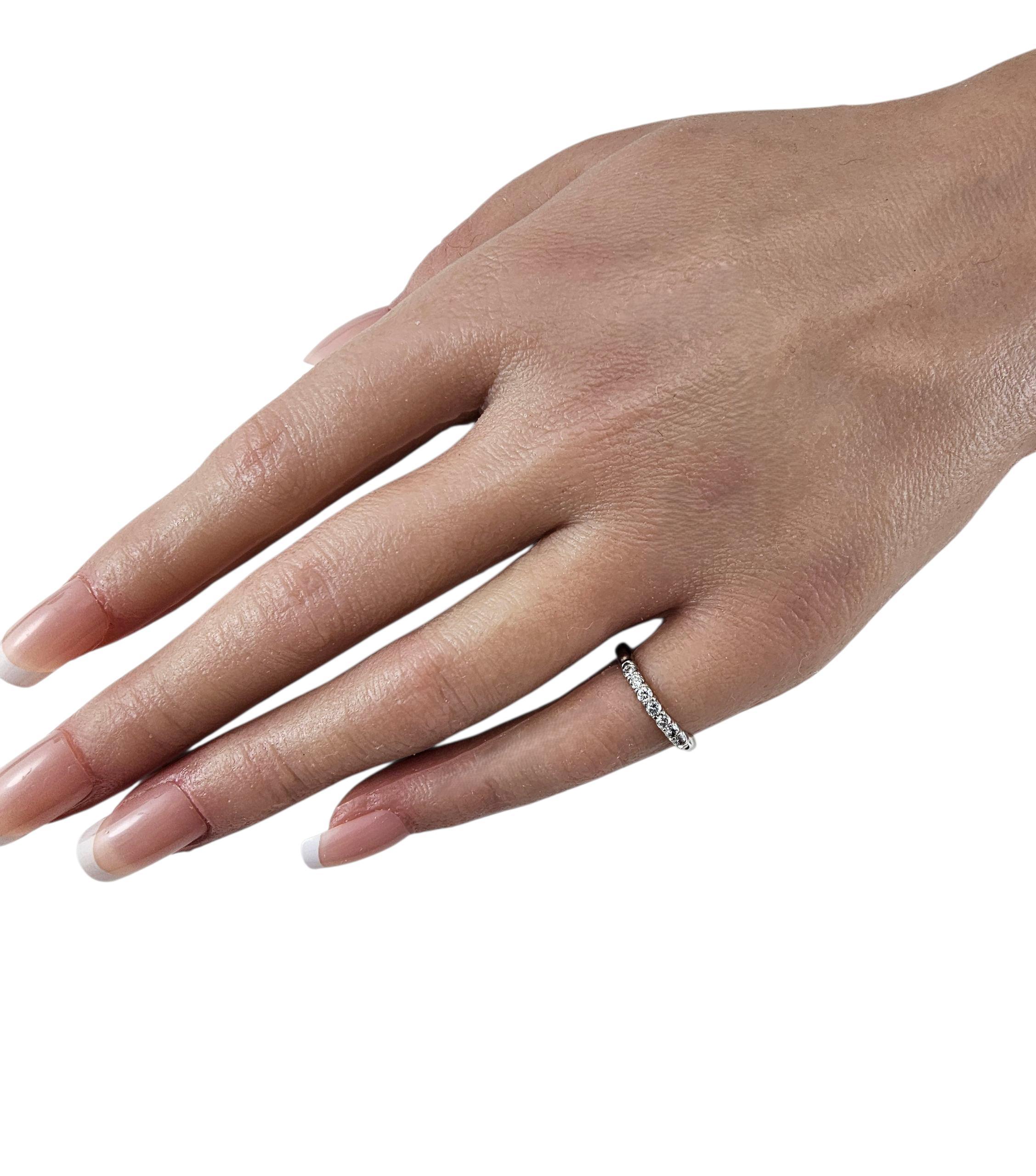 Anneau d'anniversaire en platine et diamant Taille 4.5 #23623 en vente 1