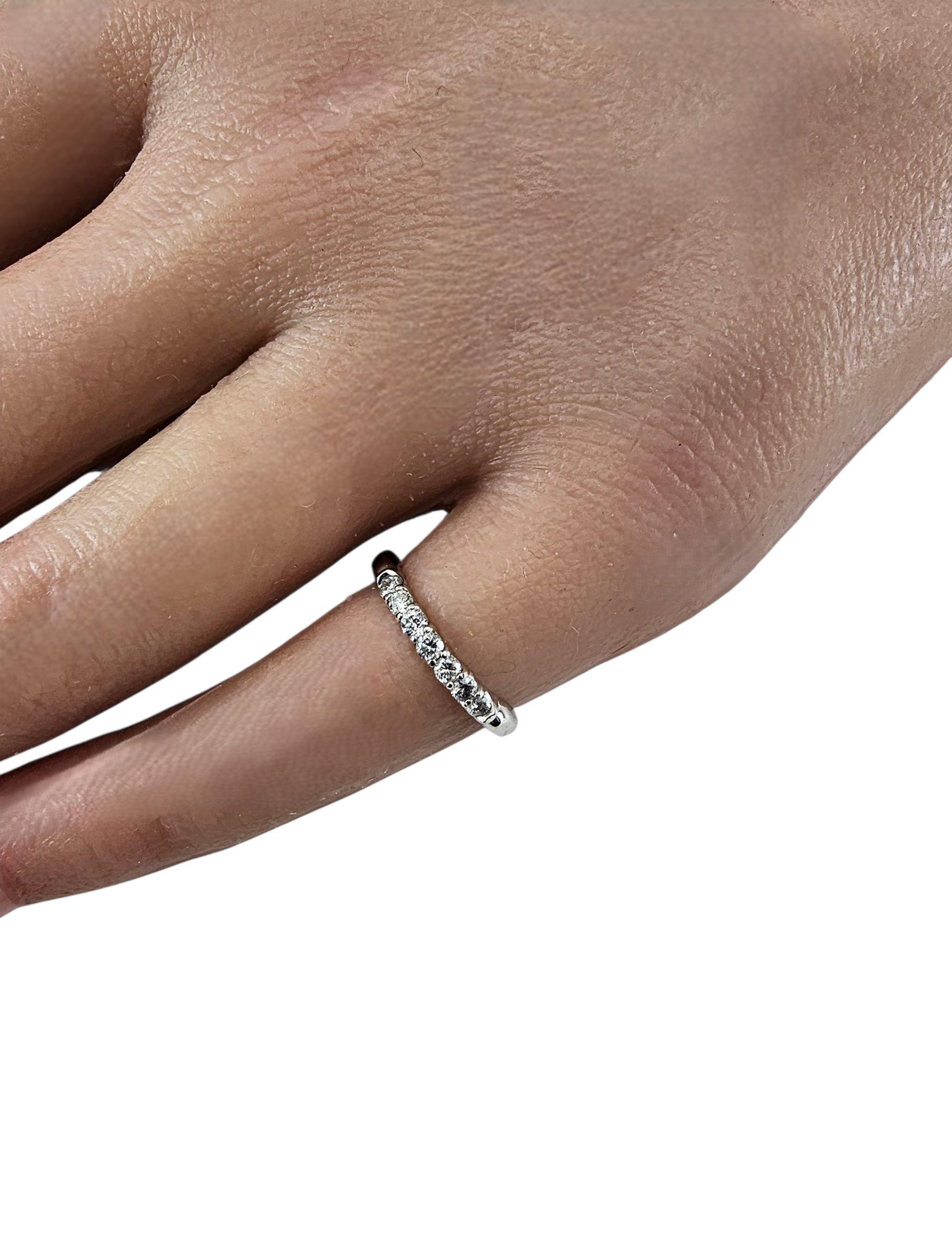 Anneau d'anniversaire en platine et diamant Taille 4.5 #23623 en vente 2