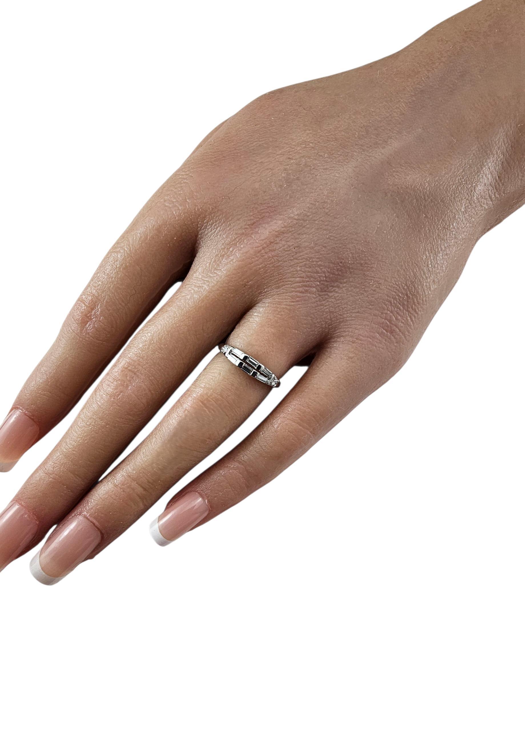 Anneau d'anniversaire en platine et diamant Taille 5.75 #23740 en vente 1