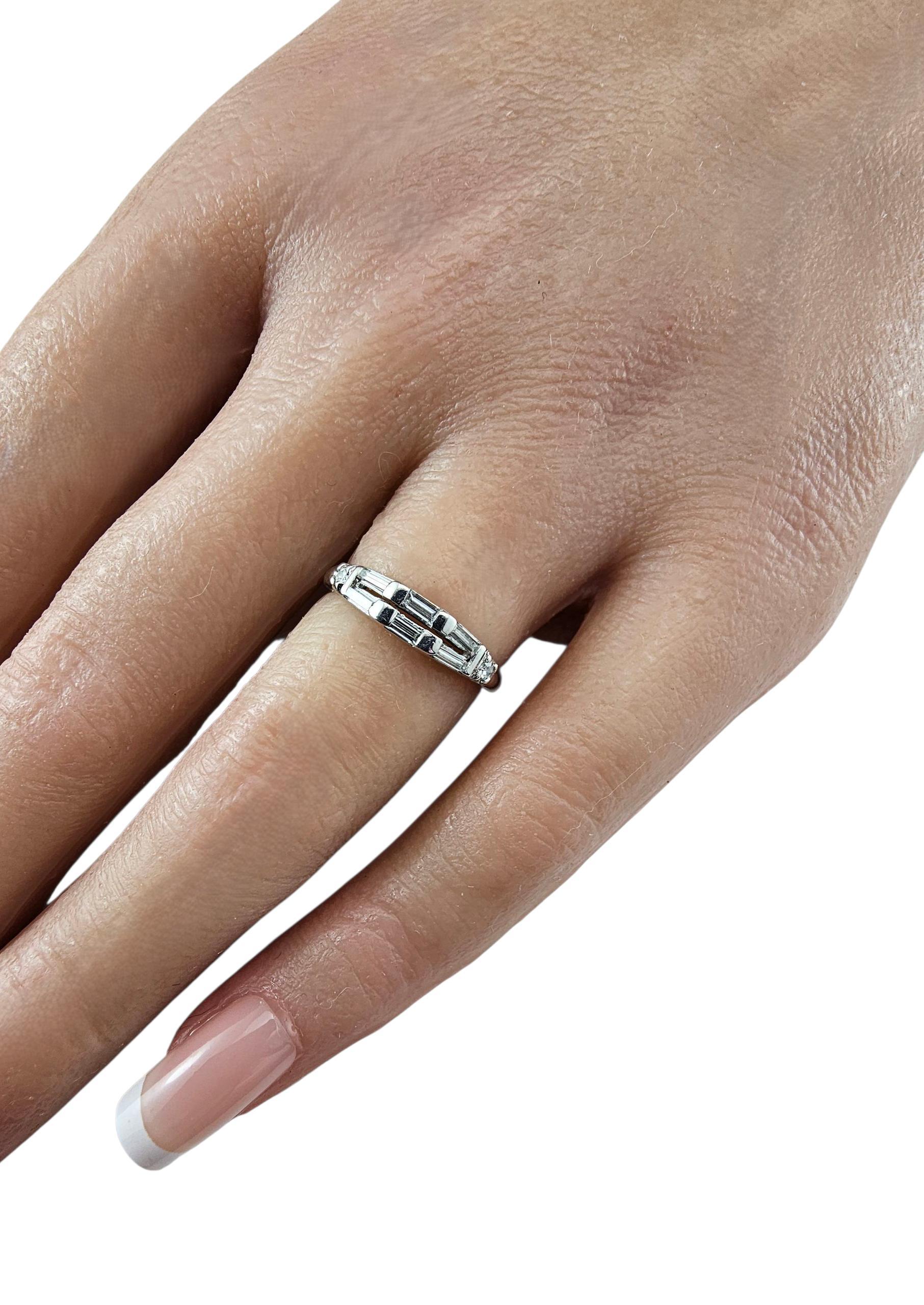 Anneau d'anniversaire en platine et diamant Taille 5.75 #23740 en vente 2