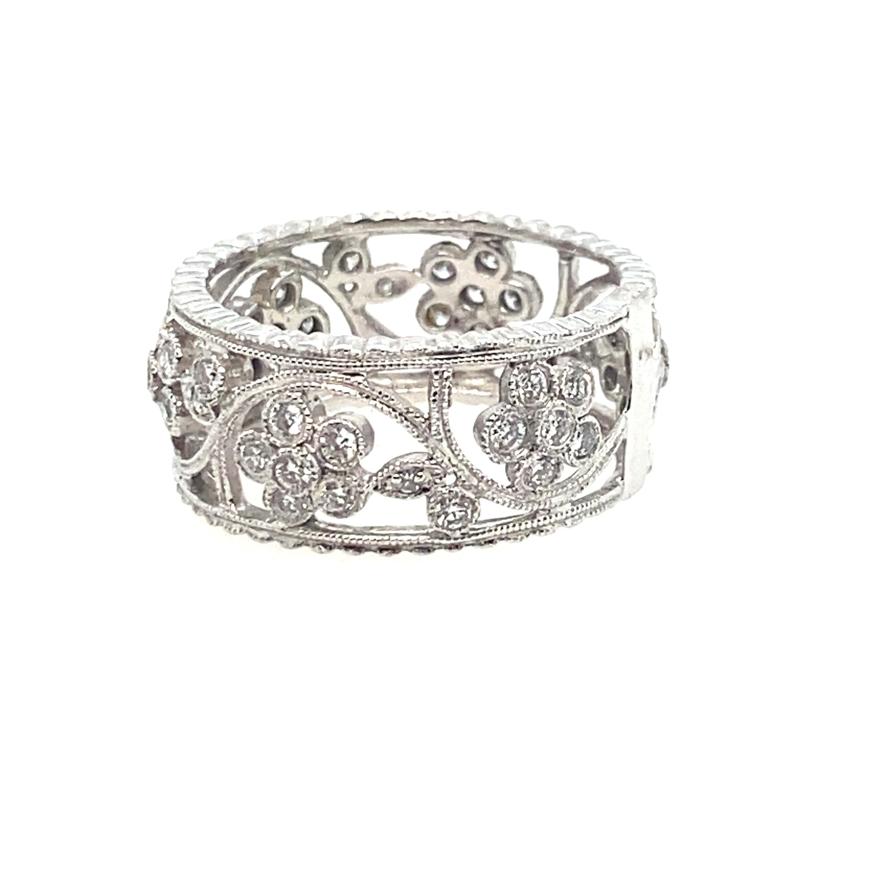 Dieser atemberaubende durchbrochene, handgefertigte Platinring kann als Brautring oder als Ring für die rechte Hand getragen werden.  Er ist 9,2 mm breit und hat die Fingergröße 7 1/4.  .  Dieser Ring kann in der Größe angepasst werden.  er hat 0,70