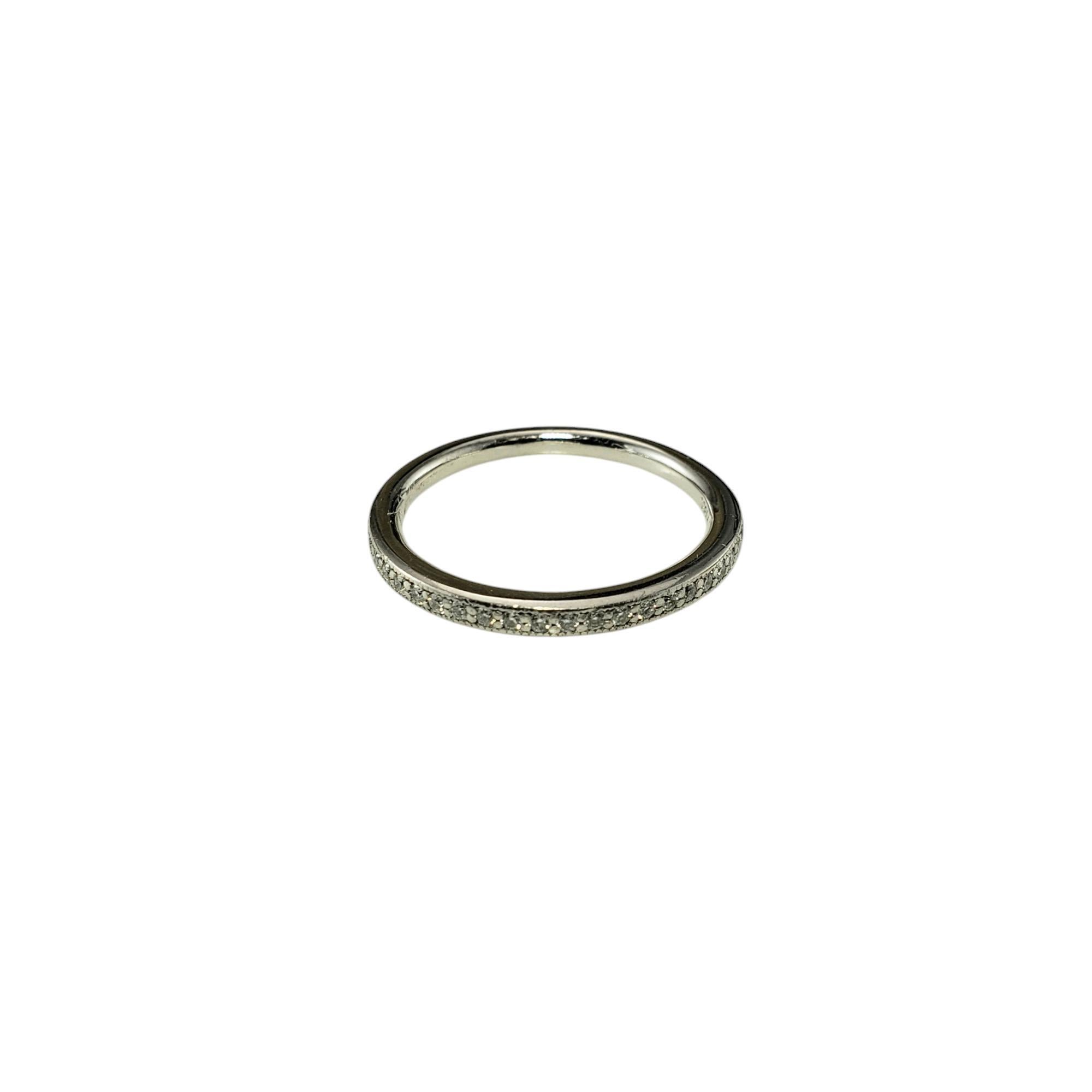 Anello in platino e diamanti misura 5.75-

Questa fascia scintillante presenta 22 diamanti rotondi taglio brillante incastonati nel classico platino. Larghezza: 2 mm.

Peso totale approssimativo dei diamanti: .16ct.

Colore del diamante: