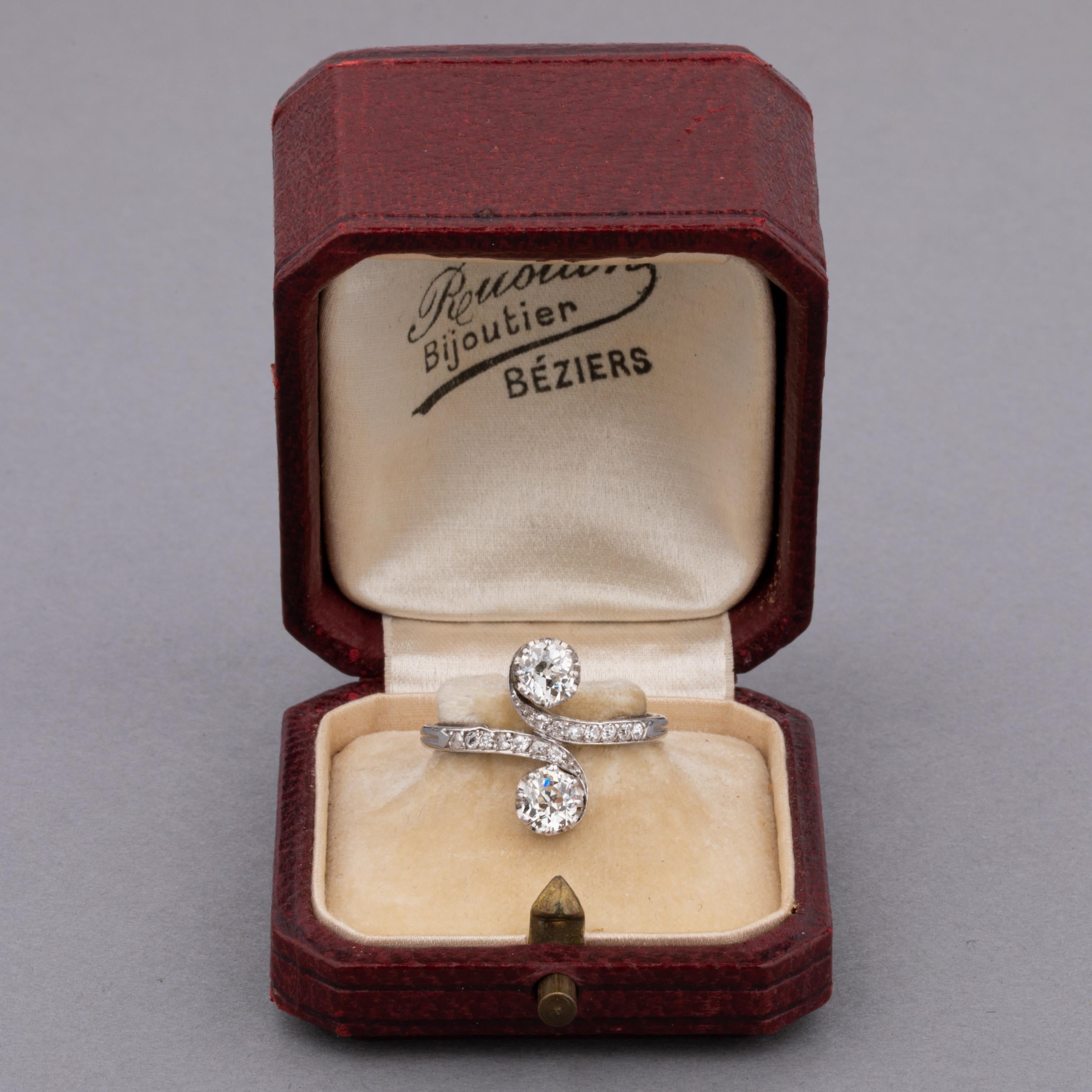 Ein schöner Ring, hergestellt in Frankreich um 1920. Gefertigt aus Platin und besetzt mit Diamanten im alteuropäischen/Übergangsschliff. Die beiden runden Hauptdiamanten wiegen jeweils 0,50 Karat.

Ringgröße: 54 oder 6,5 USA.