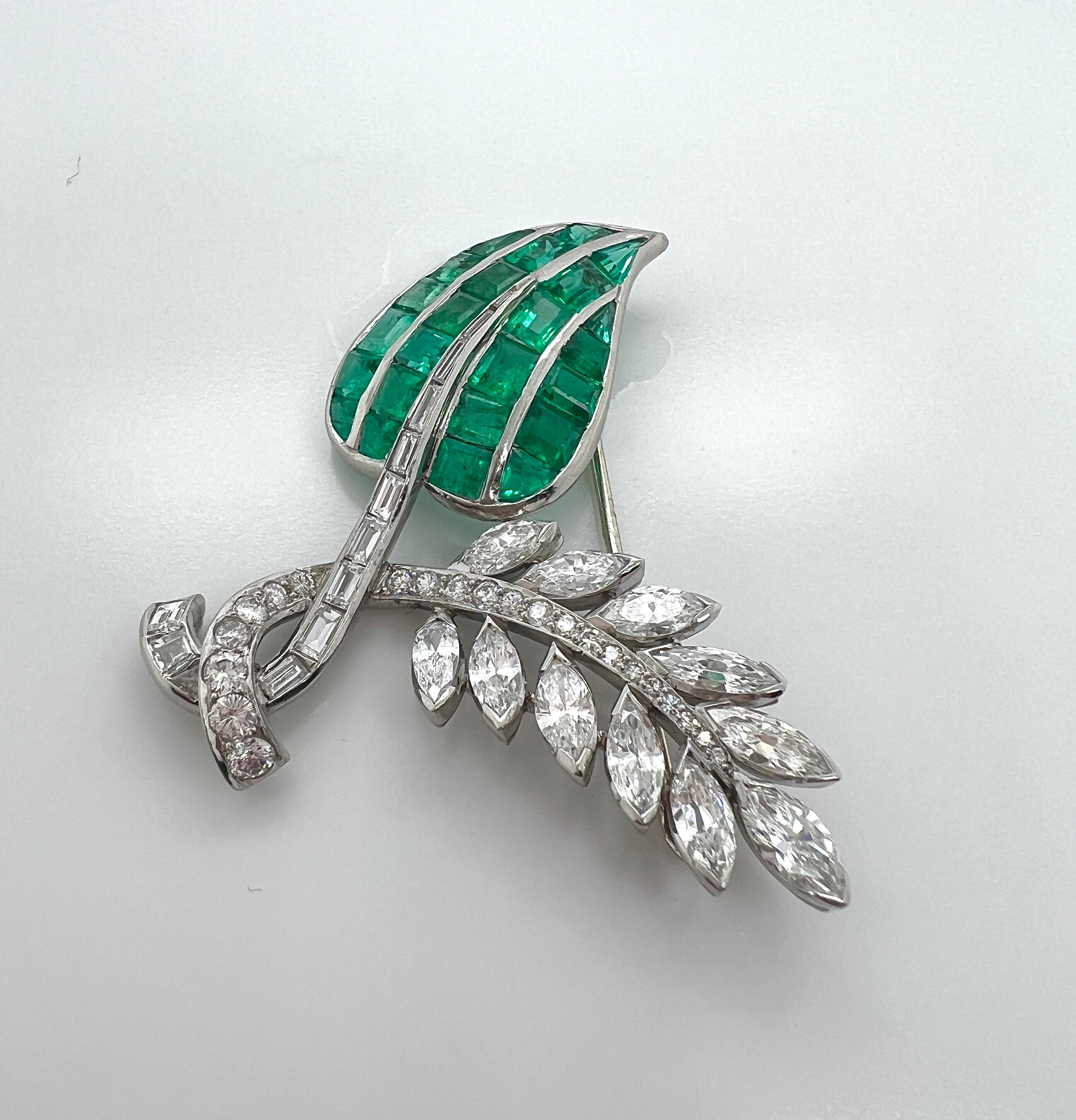 Platin- und Smaragd-Diamant-Brosche im Zustand „Hervorragend“ im Angebot in New York, NY