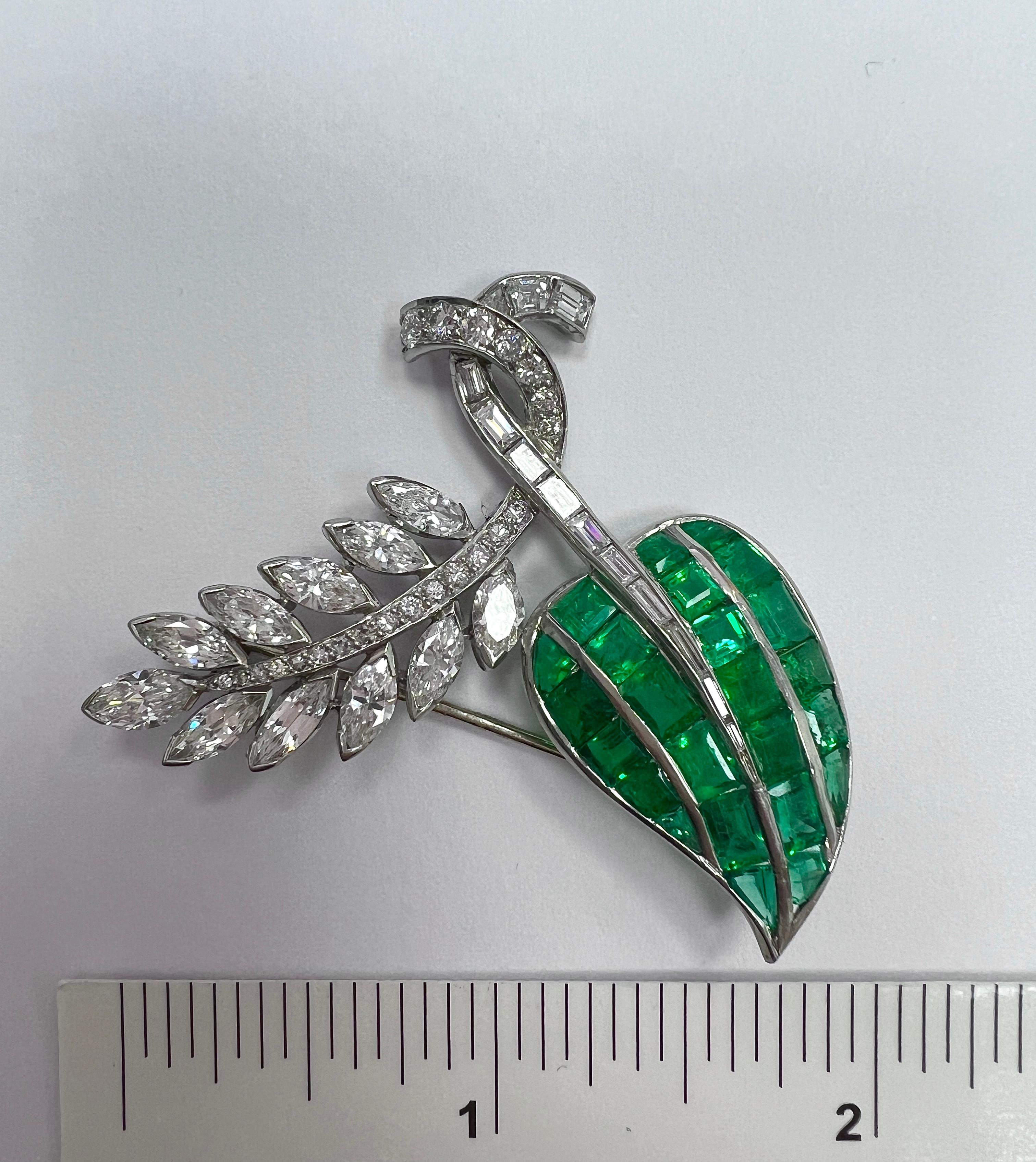 Platin- und Smaragd-Diamant-Brosche im Angebot 1
