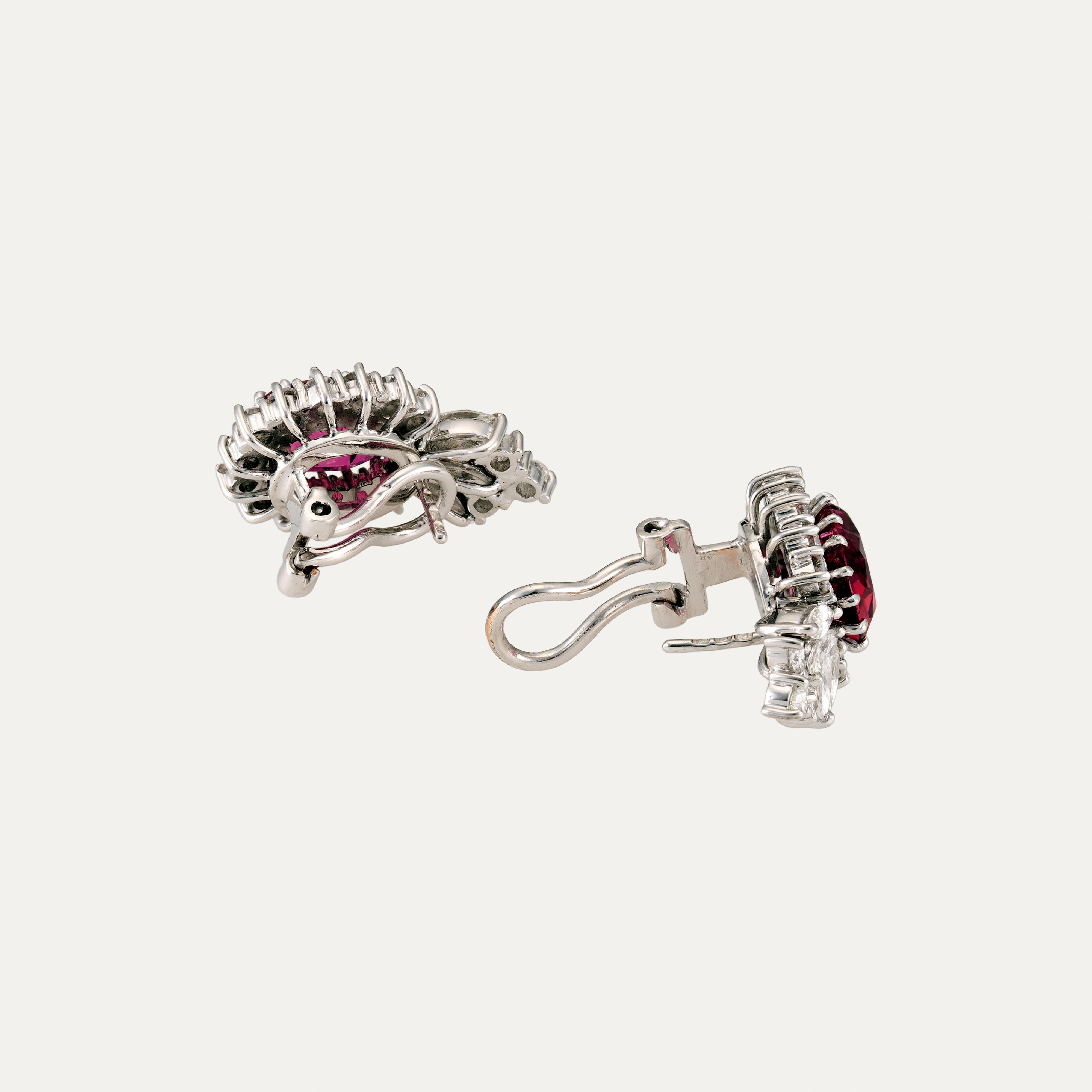 Eleva la tua collezione di gioielli con questi squisiti orecchini di ispirazione vintage, realizzati a mano in una lussuosa combinazione di platino e oro bianco. Caratterizzati da due vibranti tormaline rosa ovali sfaccettate con un peso totale di