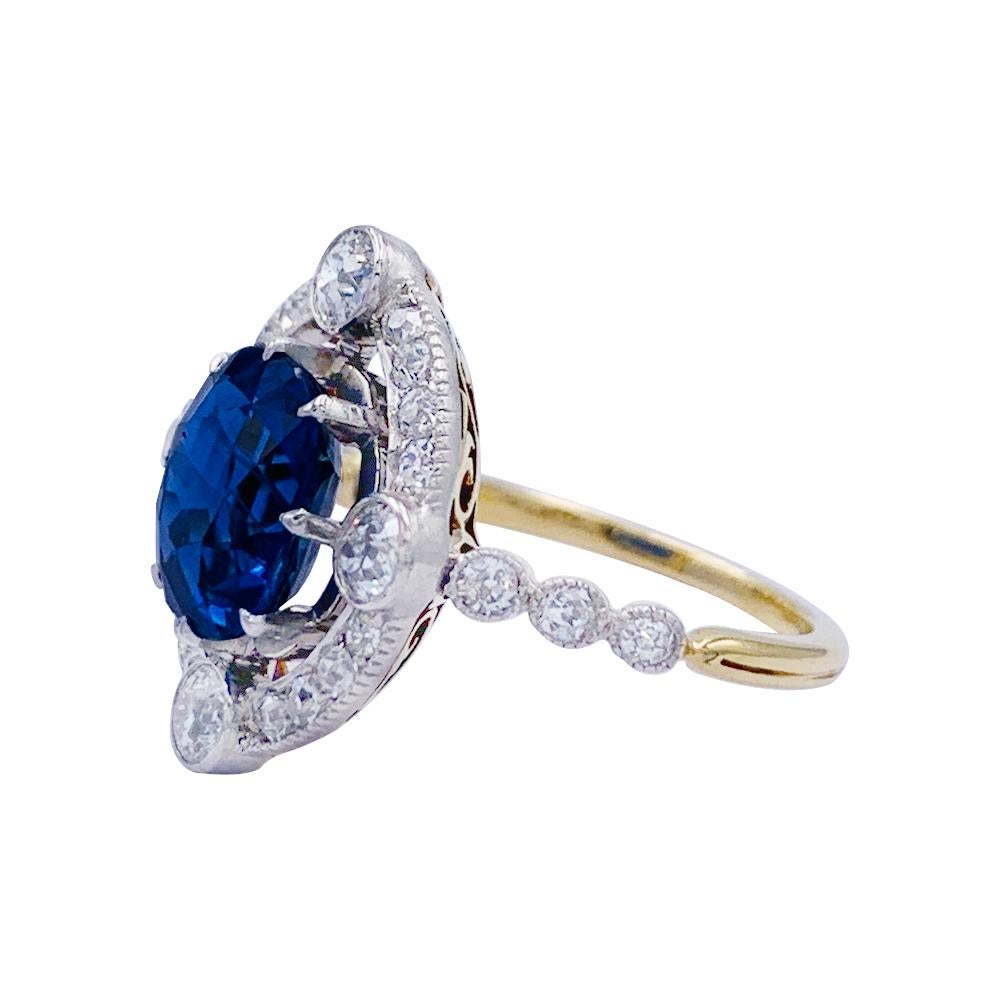 A 18kt yellow gold and platinum 1910's ring enhanced with an approximately 2,40 carats cushion cut sapphire surrounded by old cut diamonds.
Gem Lab certificate : No indications of modification or treatment, Sri Lanka, Ceylon.