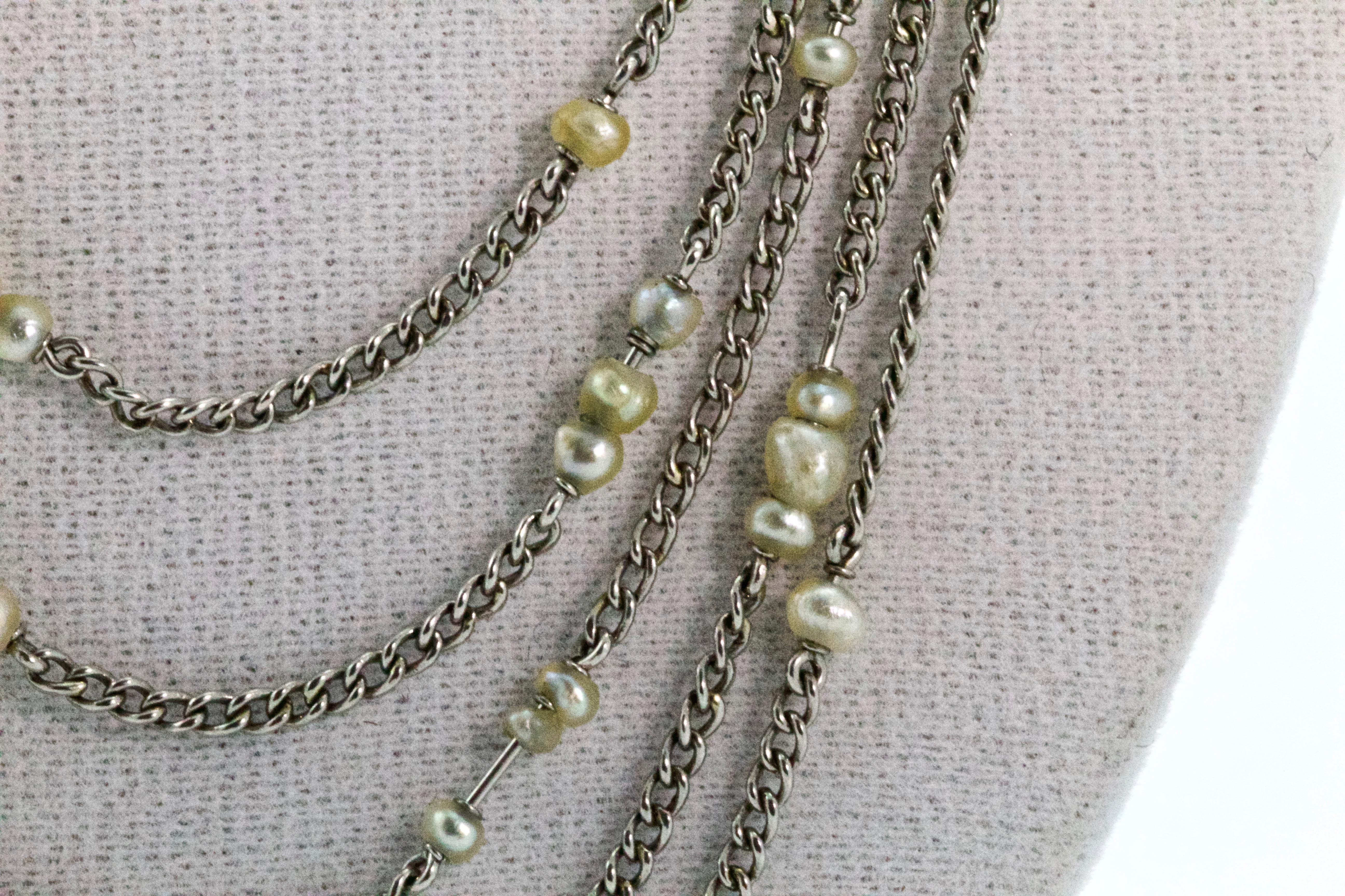 Platinum and Pearl Long Guard Art Deco Chain In Good Condition For Sale In Chipping Campden, GB