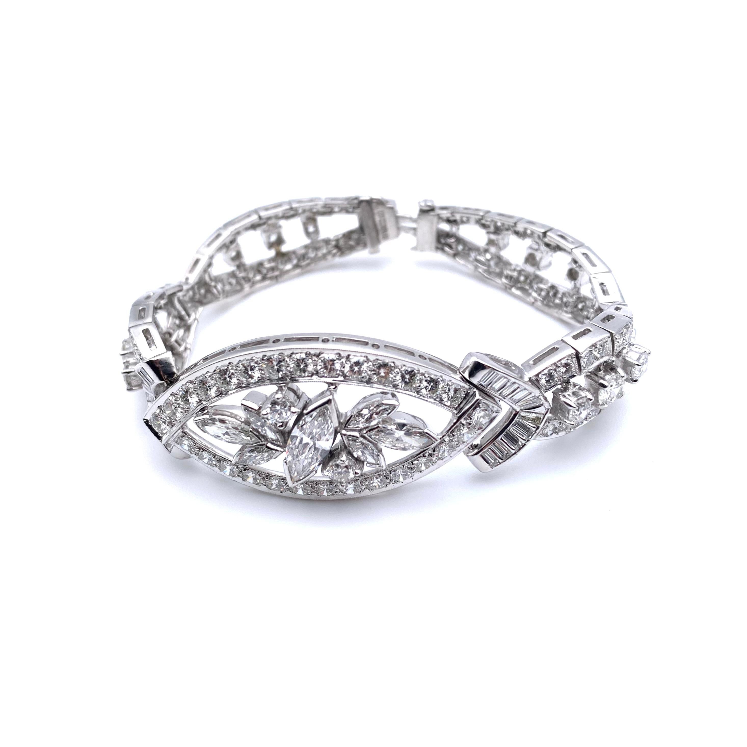 Ce magnifique bracelet en diamants fait partie de notre collection de succession. Il est serti en platine et allié au rhodium, ce qui le rend 100% hypoallergénique ! La pièce est montée avec un mélange de diamants de taille marquise et ronde