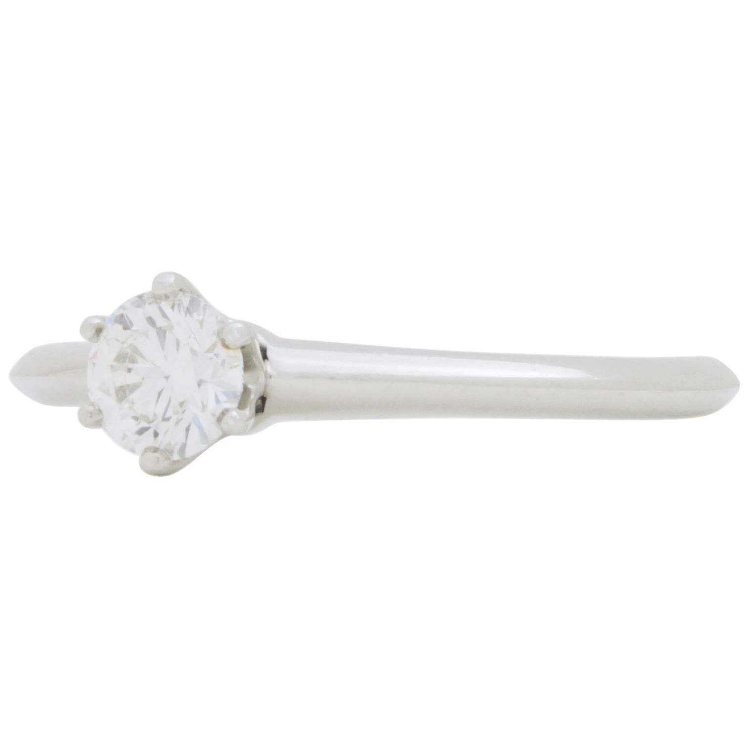 Anillo de platino y diamante solitario de Tiffany & Co.