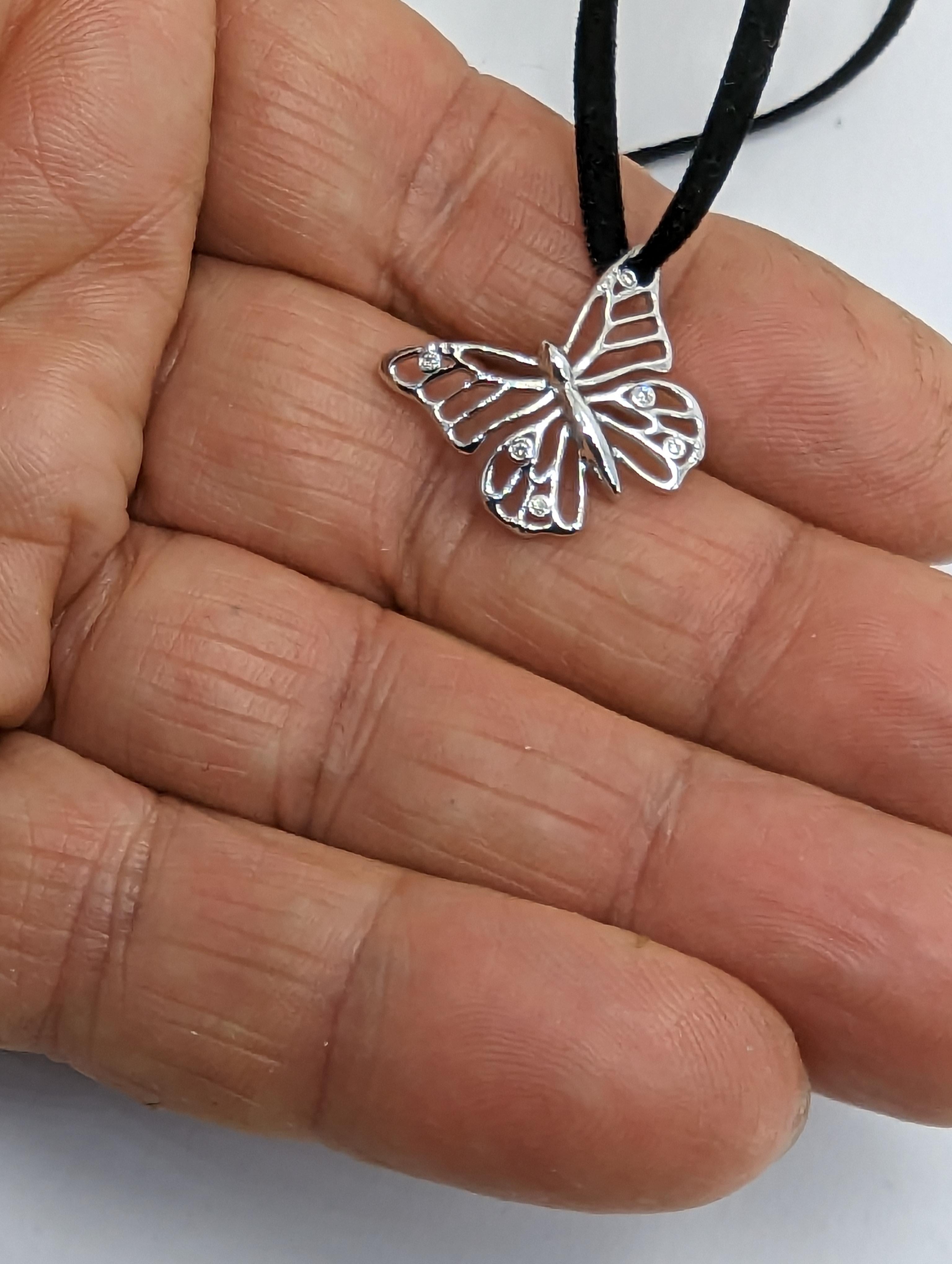 Collier pendentif en platine et en sterling en forme de petit papillon monarque et diamants GIA, Tiffany Le designer Thomas Kurilla a sculpté ce pendentif en forme de papillon pour la nouvelle saison d'automne. Les papillons ont toujours captivé