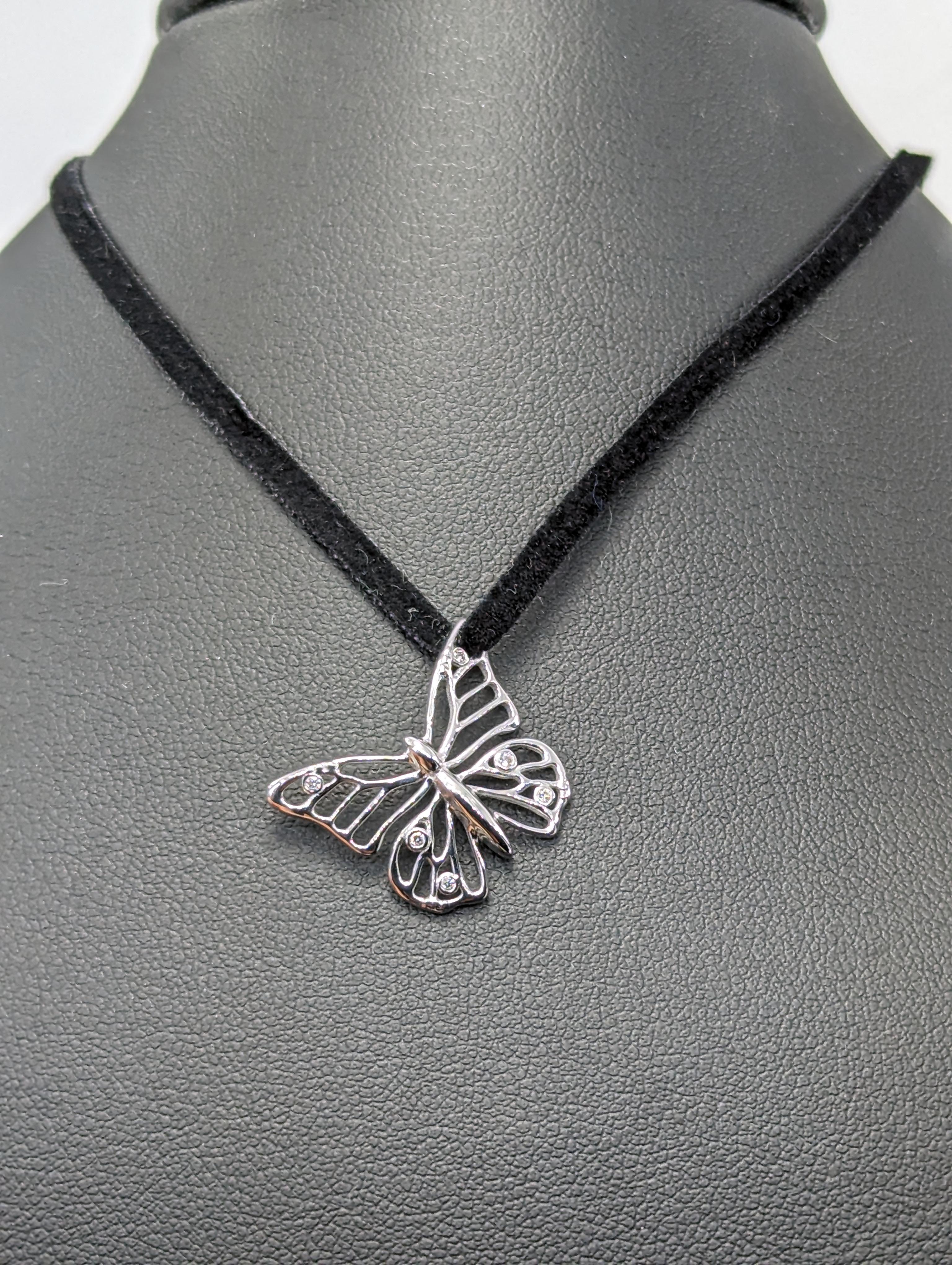 Contemporain Collier pendentif papillon en argent sterling de 20 mm et diamants certifiés GIA en vente