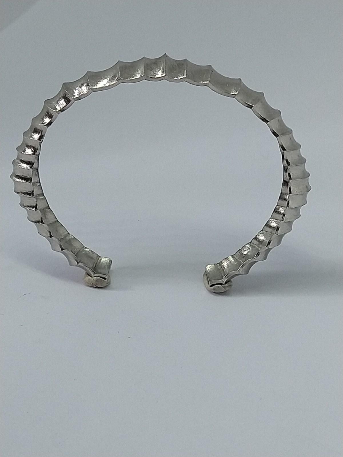 Contemporain Bracelet manchette concave en platine et sterling avec vetebrae en vente