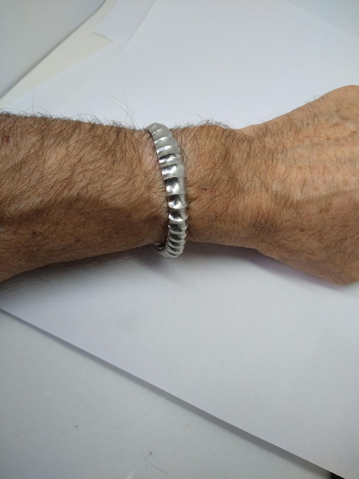 Bracelet manchette concave en platine et sterling avec vetebrae en vente 1